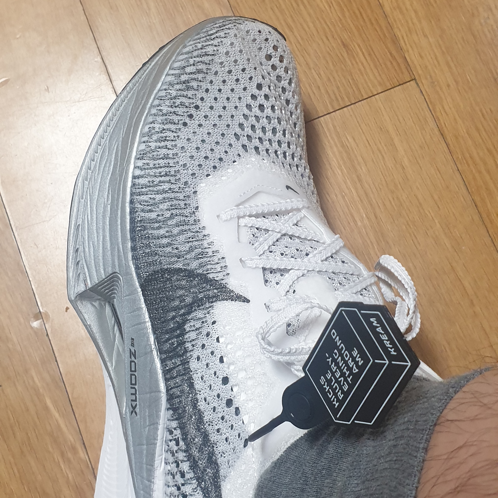 Nike ZoomX Vaporfly Next% 3 White Grey 착용 스타일 - 2