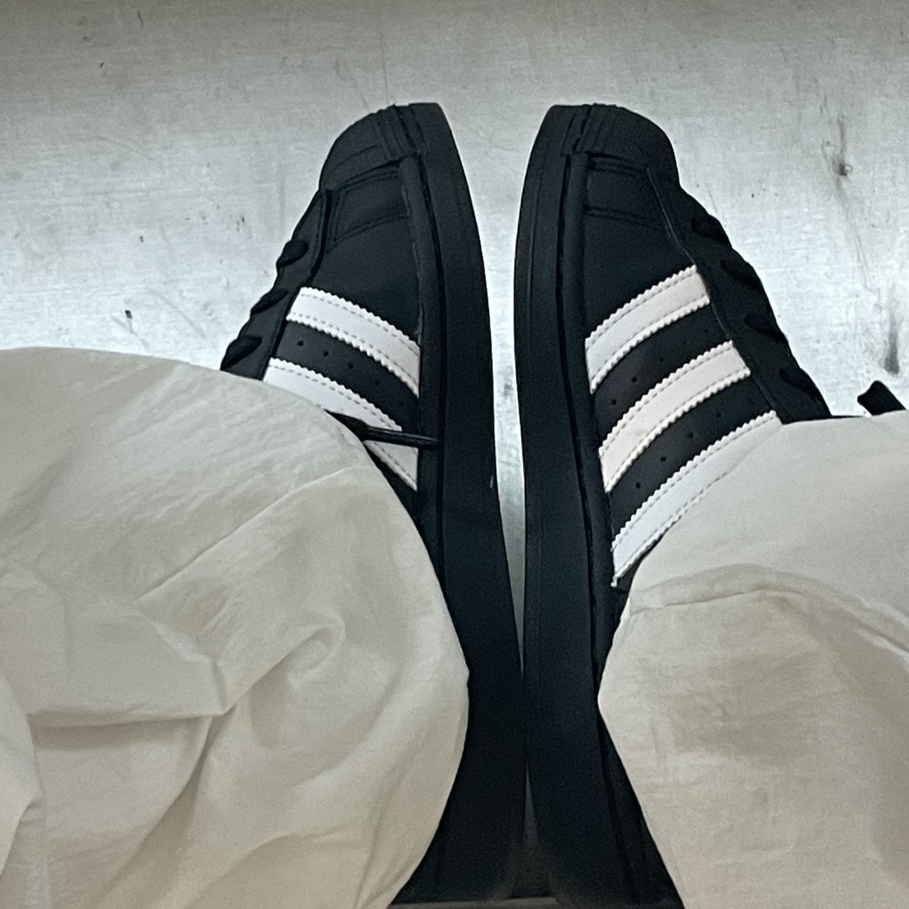 (J) Adidas Superstar Black White 착용 스타일 - 2