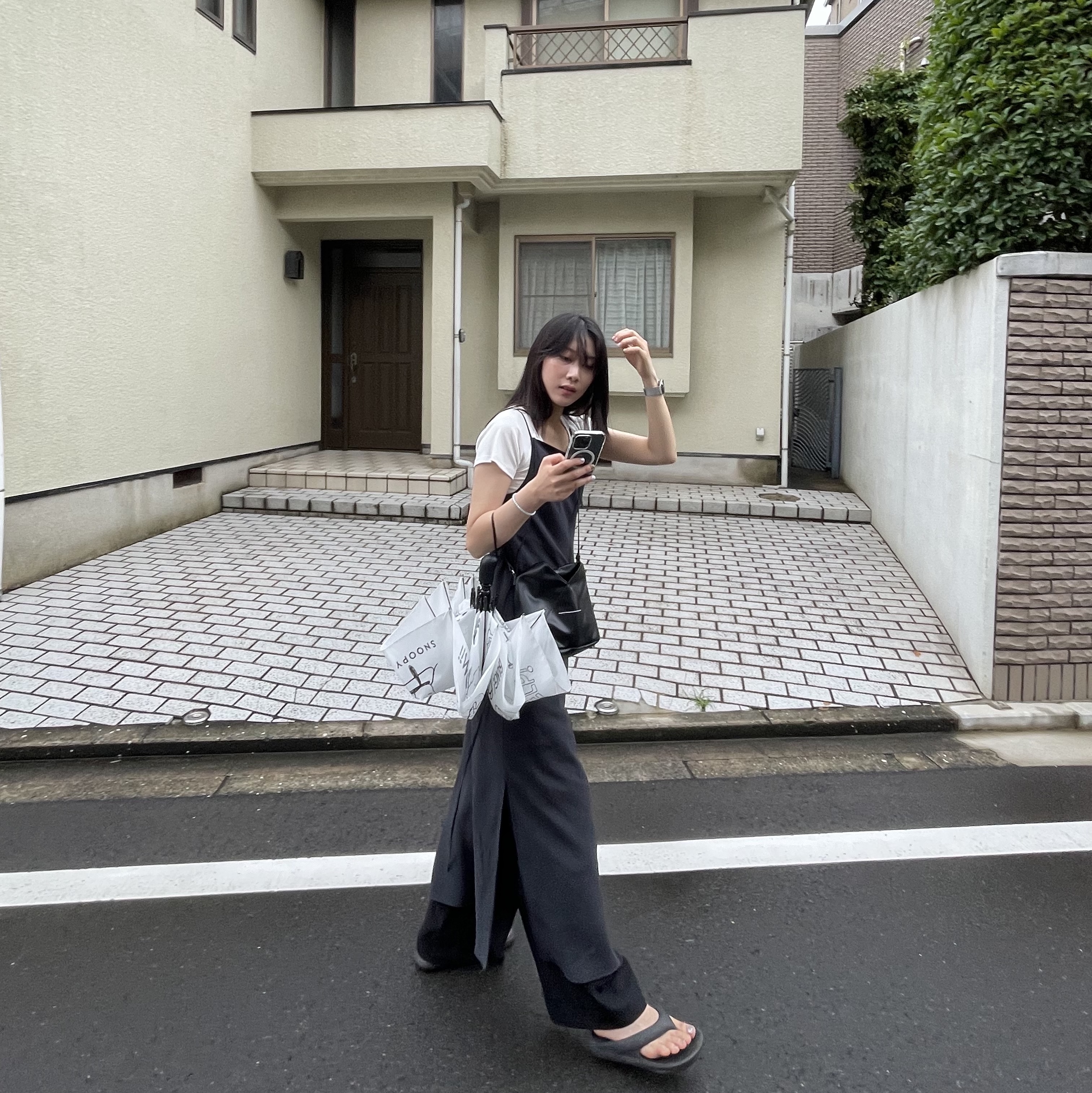 MM6 Maison Margiela Japanese Faux Leather Bag Black, New Balance x Taw&Toe Flip Flop Black 착용 스타일