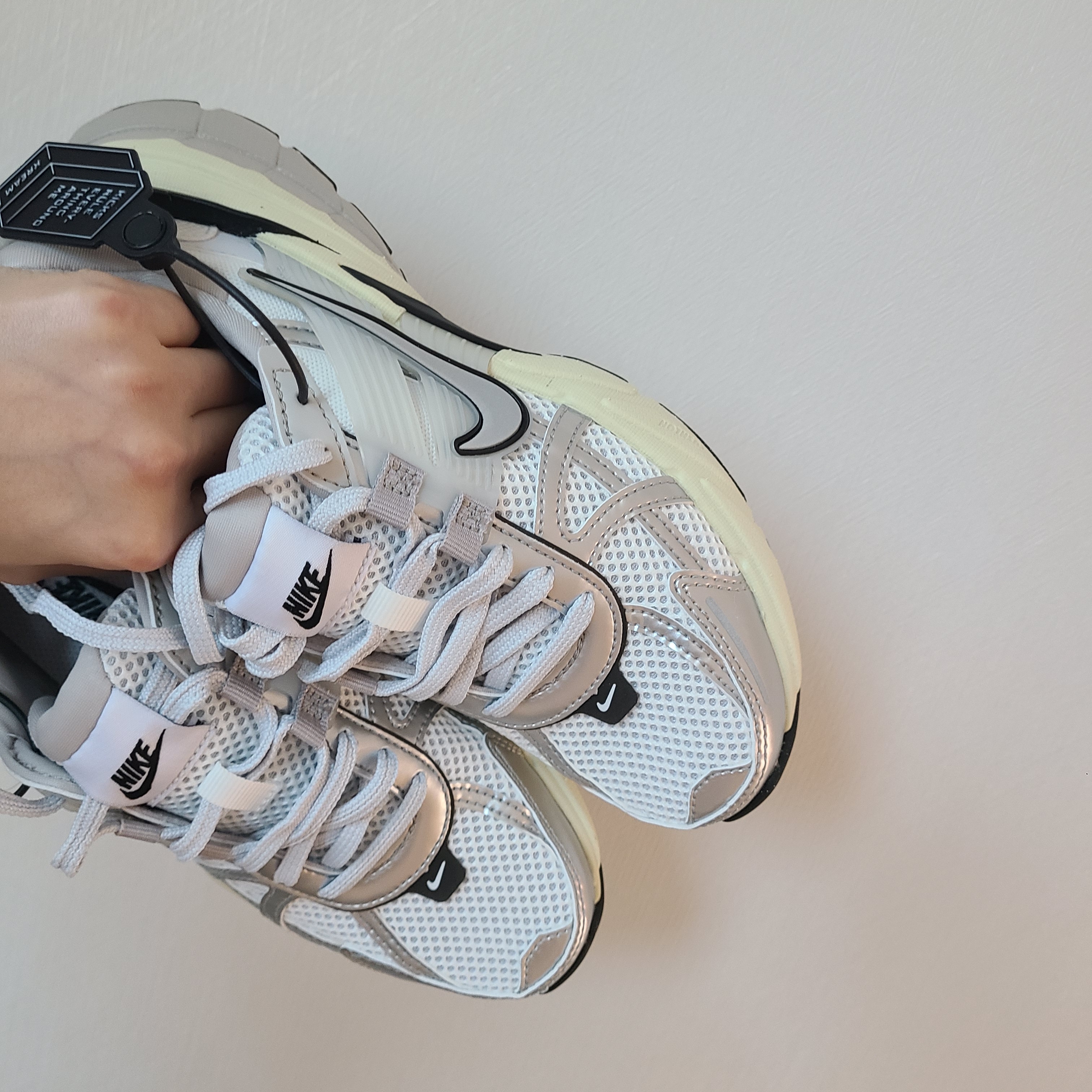 Nike V2K Run Summit White Metallic Silver 착용 스타일 - 2