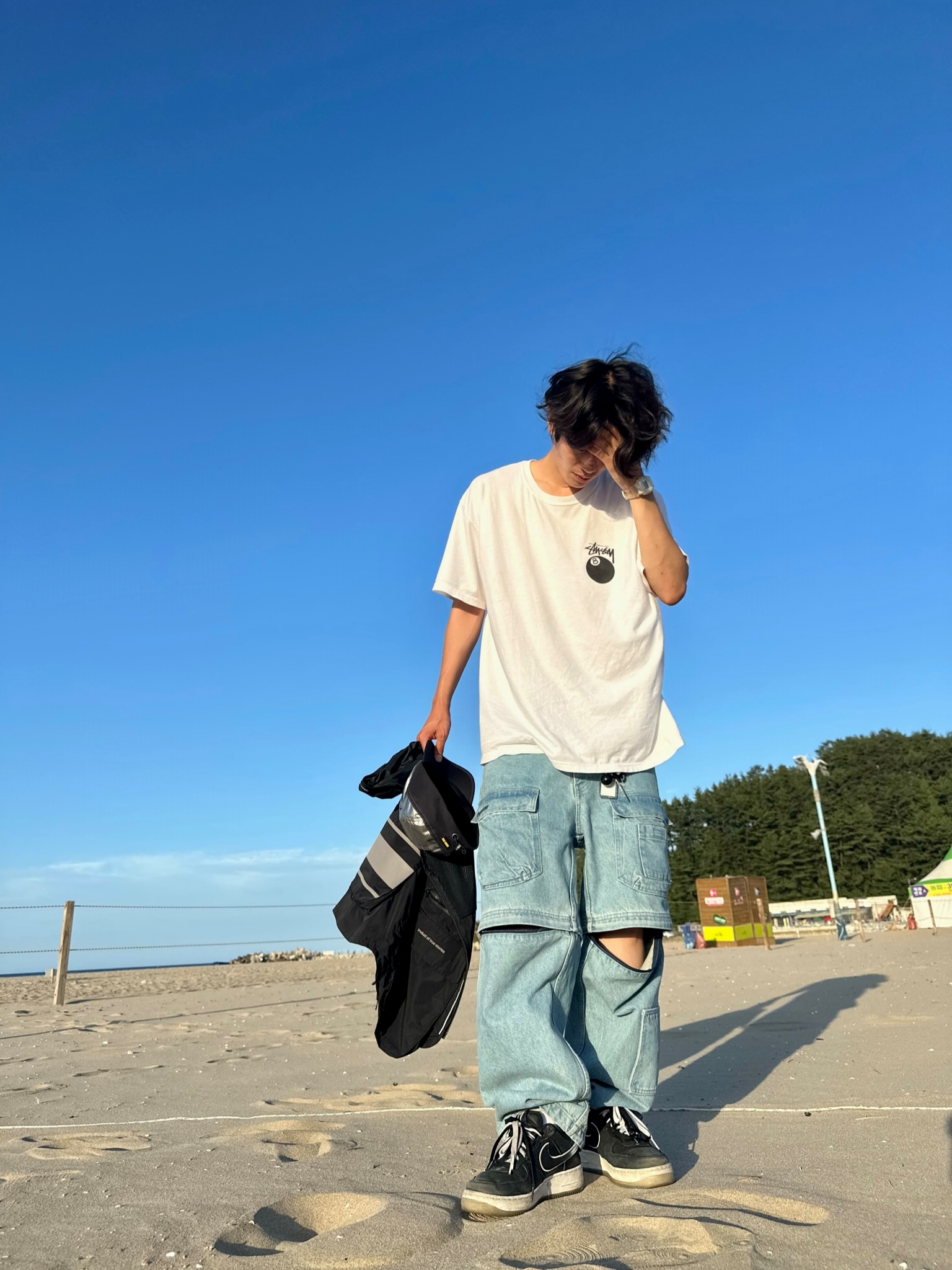 Supreme Zip-Off Utility Pants Denim - 21FW, Stussy 8 Ball T-Shirt White - 22SS 착용 스타일 - 2
