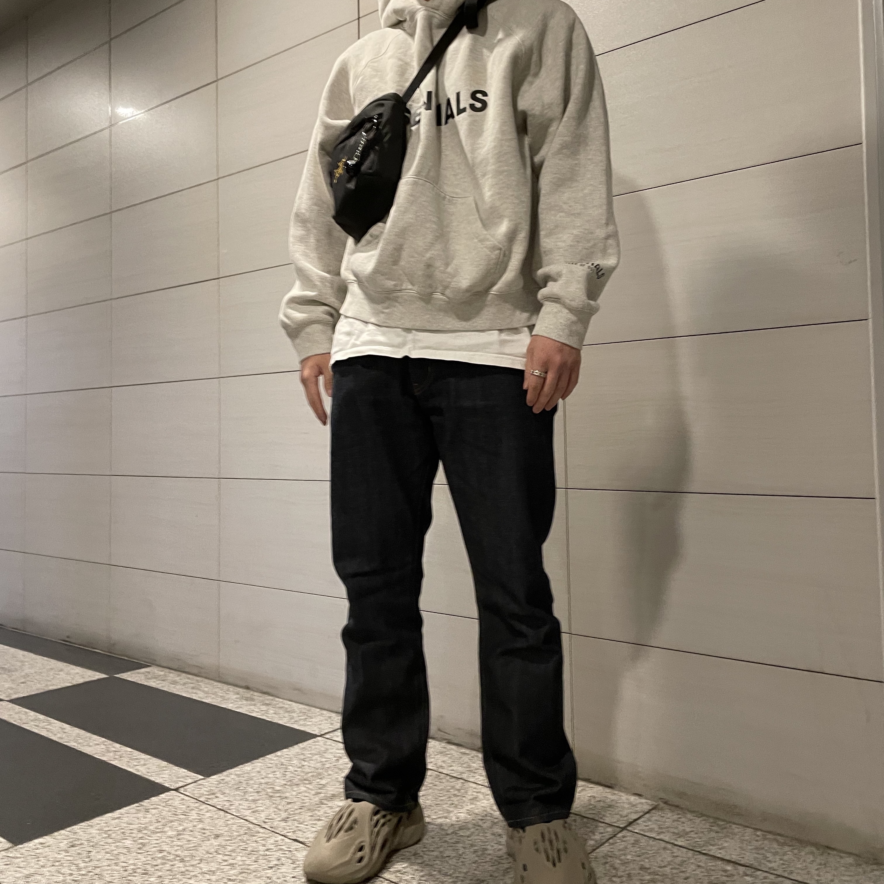 Adidas Yeezy Foam RNNR Stone Sage, Essentials 3D Silicon Applique Pullover Hoodie Oatmeal/Oatmeal Heather/Light Heather Oatmeal 2020 착용 스타일