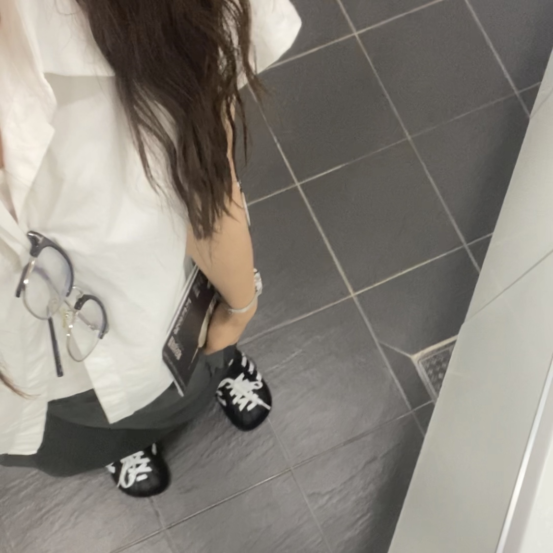 Adidas Adilette Clog Black White 착용 스타일
