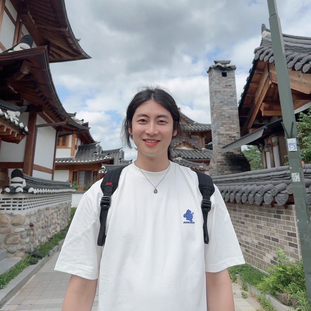 Ader Error Log; Baus Off White, Ader Error Twinny Small Logo T-Shirt White 착용 스타일 - 2