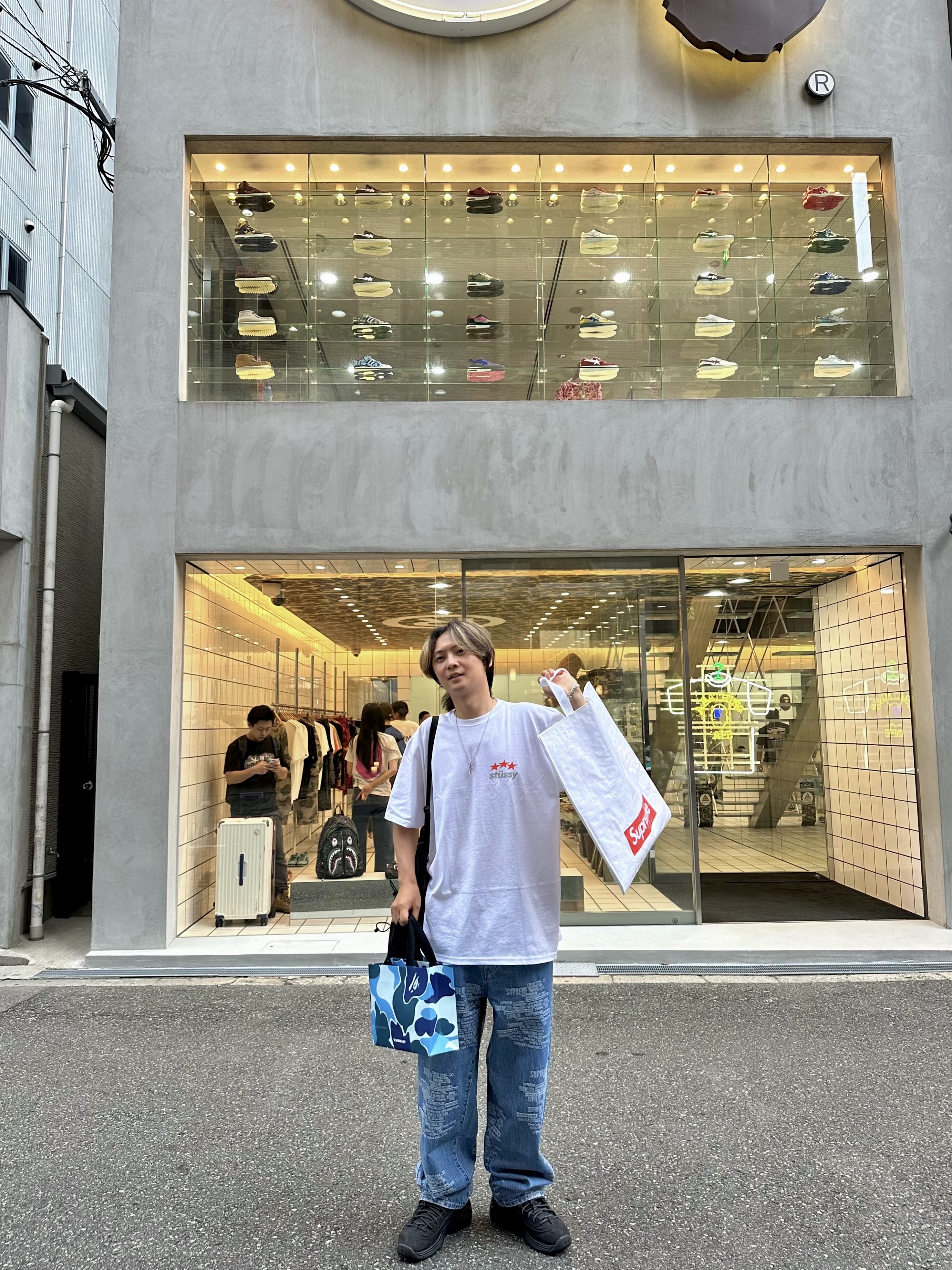 Supreme Trademark Jacquard Baggy Jean Washed Blue - 23SS, Stussy Designs USA T-Shirt White 착용 스타일 - 2