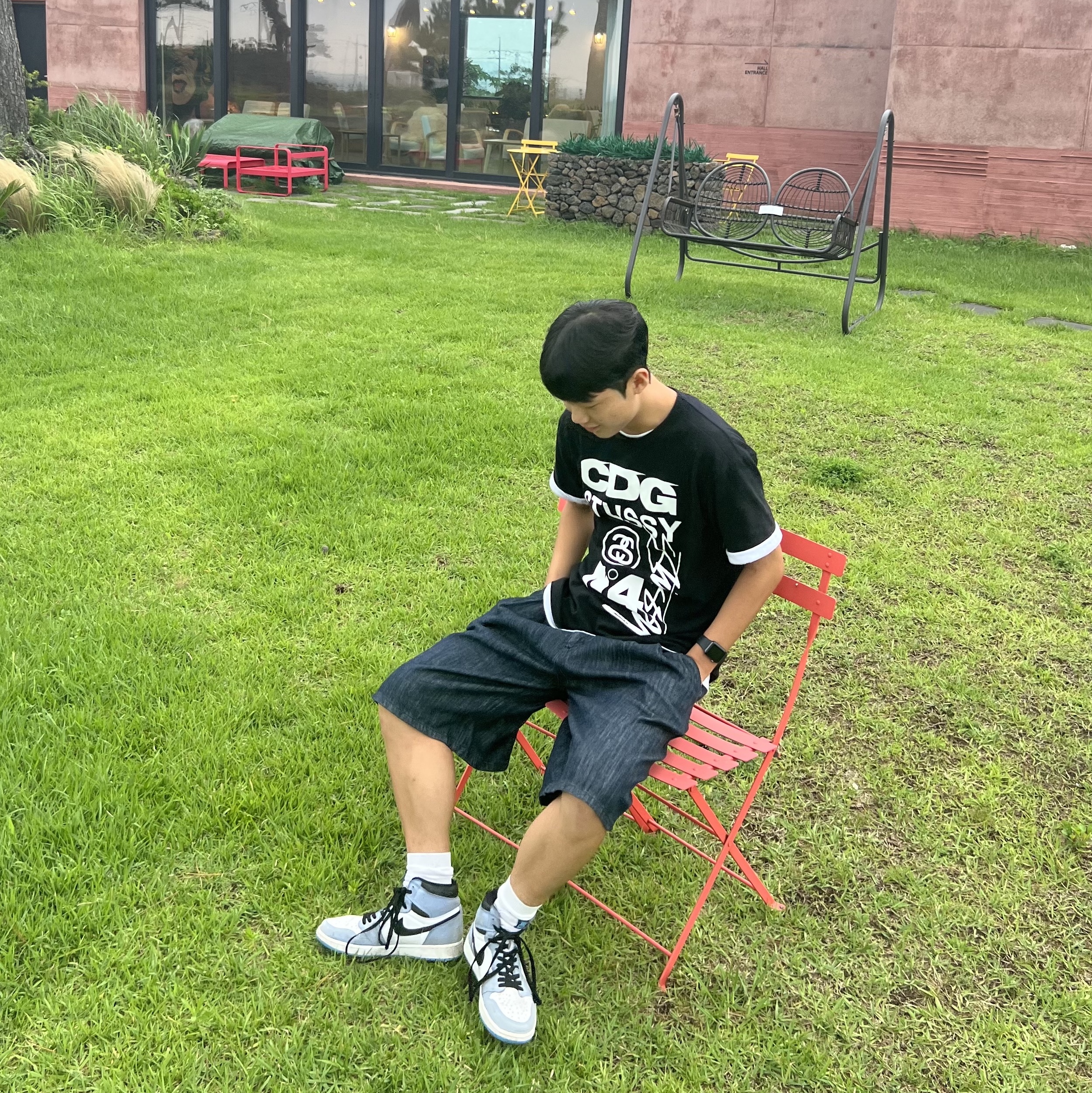 CDG x Stussy T-Shirt Black, Jordan 1 Retro High OG University Blue 착용 스타일 - 2