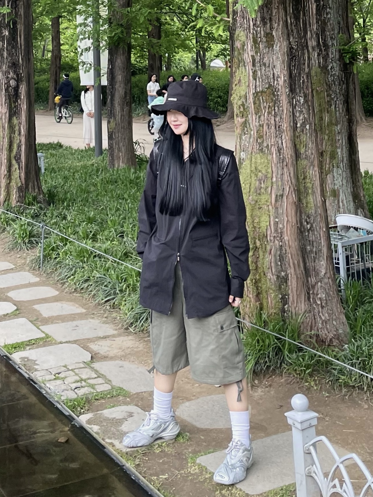 Jacquemus Le Bob Artichaut Bucket Hat Black, (W) Balenciaga Tyrex Sneakers Silver 착용 스타일 - 1