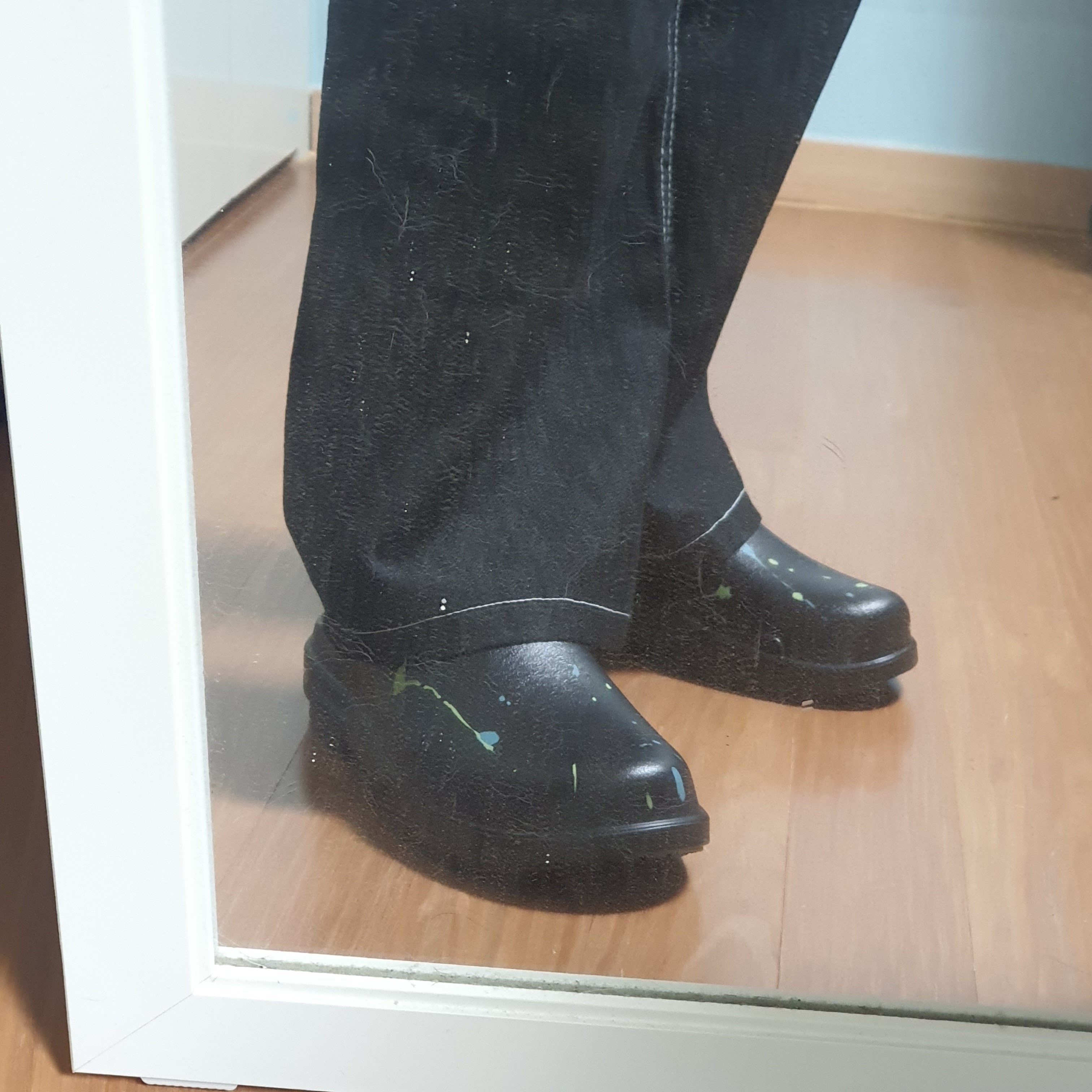 Oofos x Thisisneverthat Clog Black 착용 스타일 - 3
