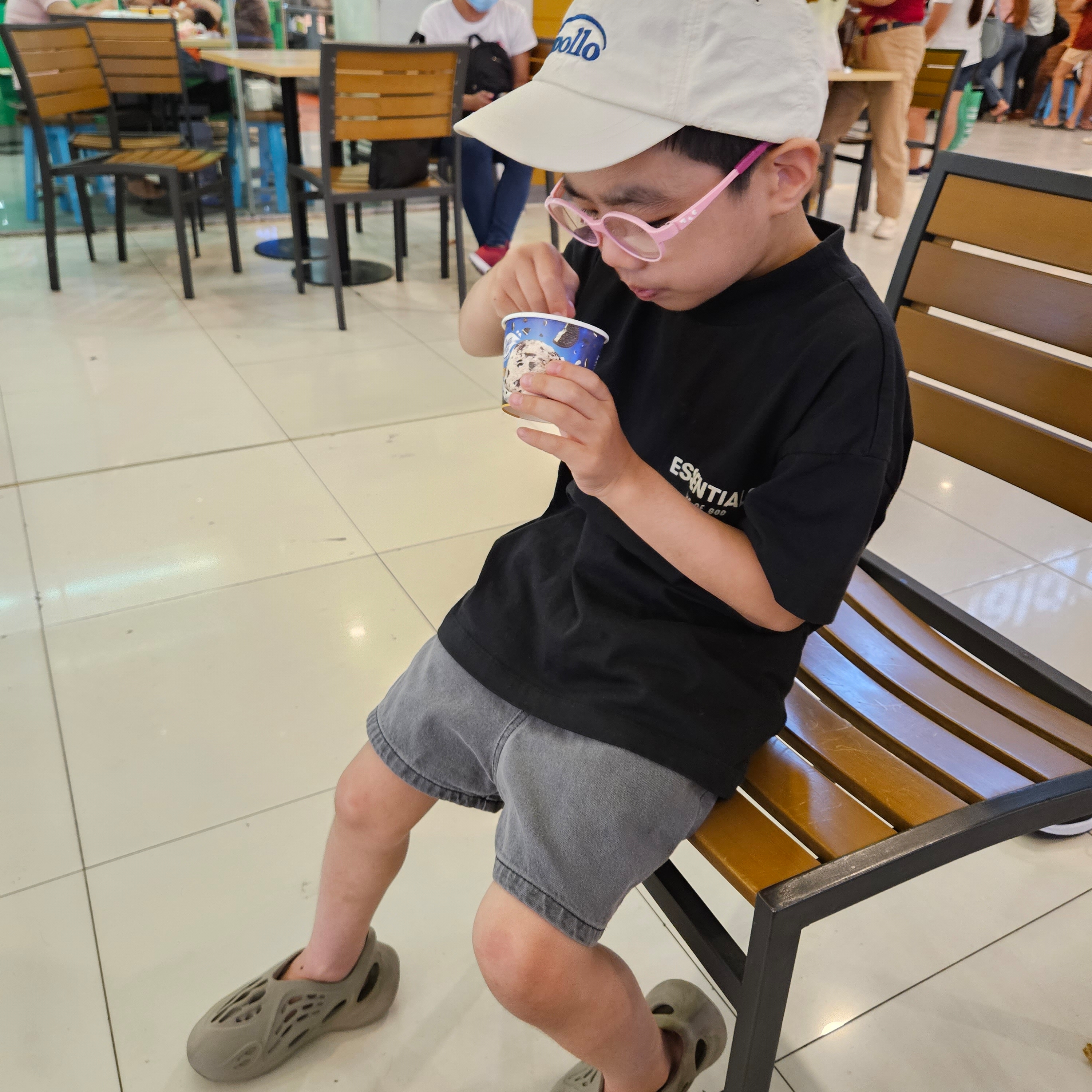 (Kids) Adidas Yeezy Foam RNNR Stone Sage 착용 스타일 - 1