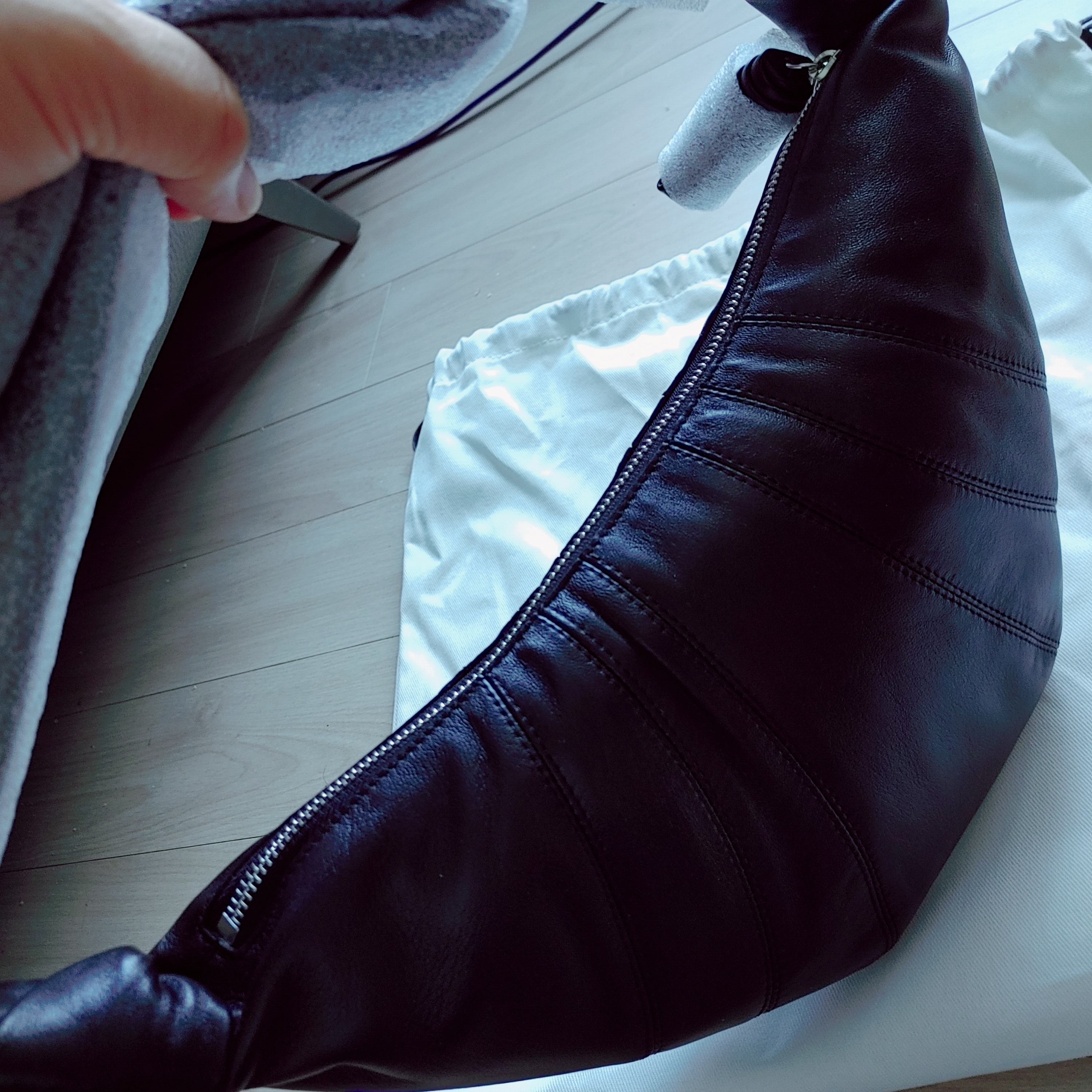 Lemaire Small Croissant Bag Soft Nappa Leather Black 착용 스타일 - 2