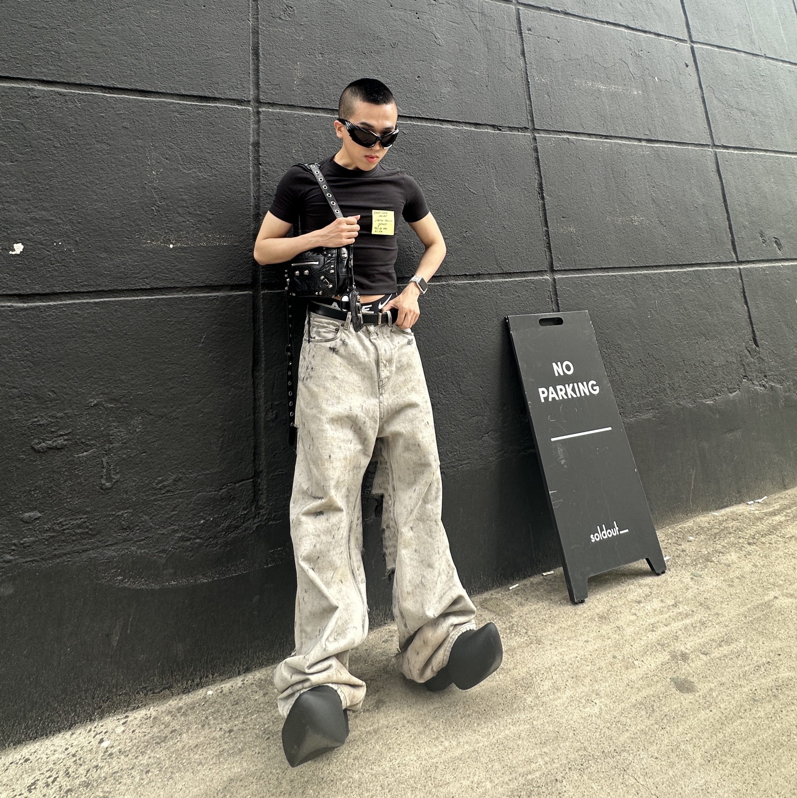 Balenciaga Sticky Note T-Shirt Oversized Black Faded, Balenciaga Super Destroyed Japanese Denim Baggy Pants Black 착용 스타일 - 1