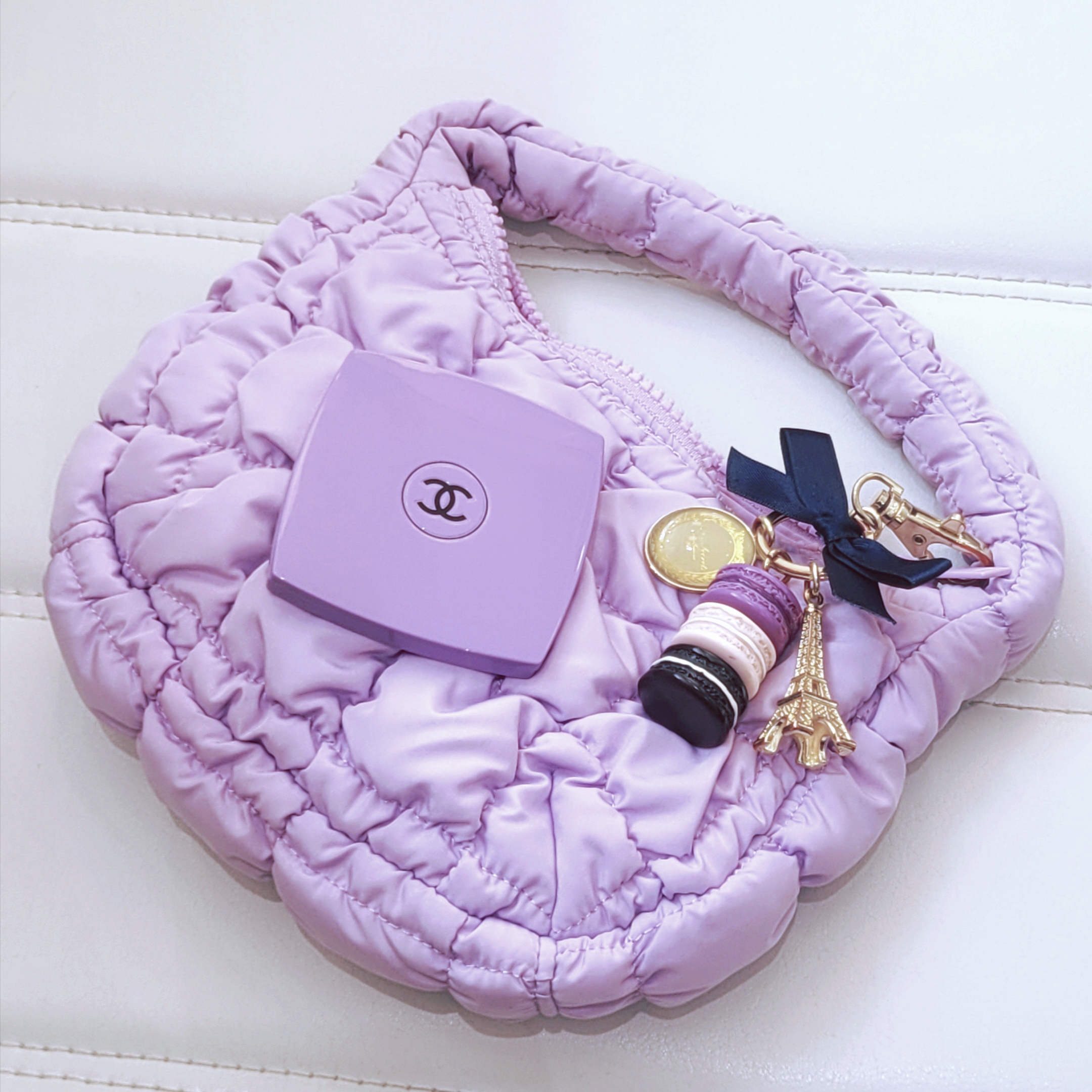Chanel Codes Couleur Limited Edition Miroir Double Facettes 135 Immortelle, COS Quilted Micro Bag Purple 착용 스타일