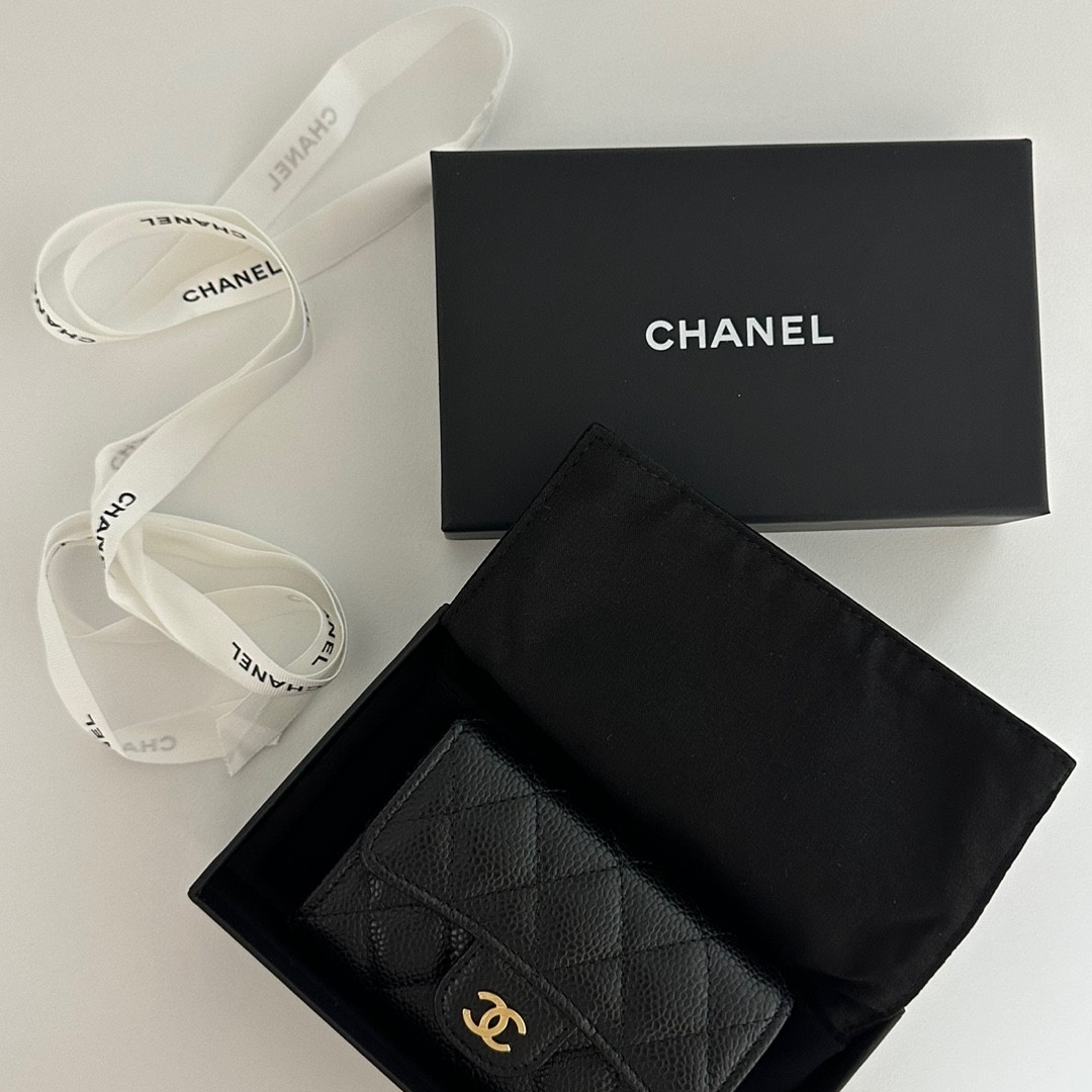 Chanel Classic Card Holder Grained Calfskin & Gold Black 착용 스타일