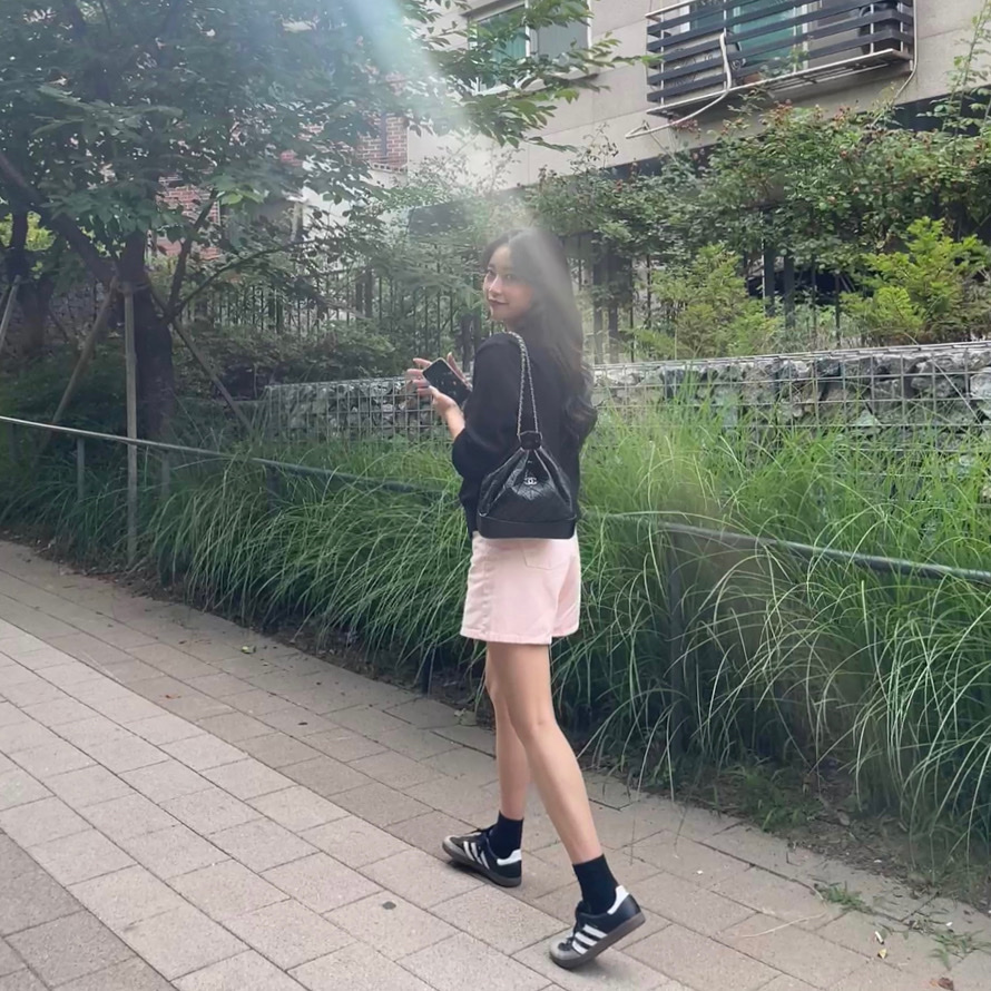 Chanel Small Gabrielle Backpack Aged Calfskin & Gold Silver Black, Adidas Samba Vegan Black White 착용 스타일
