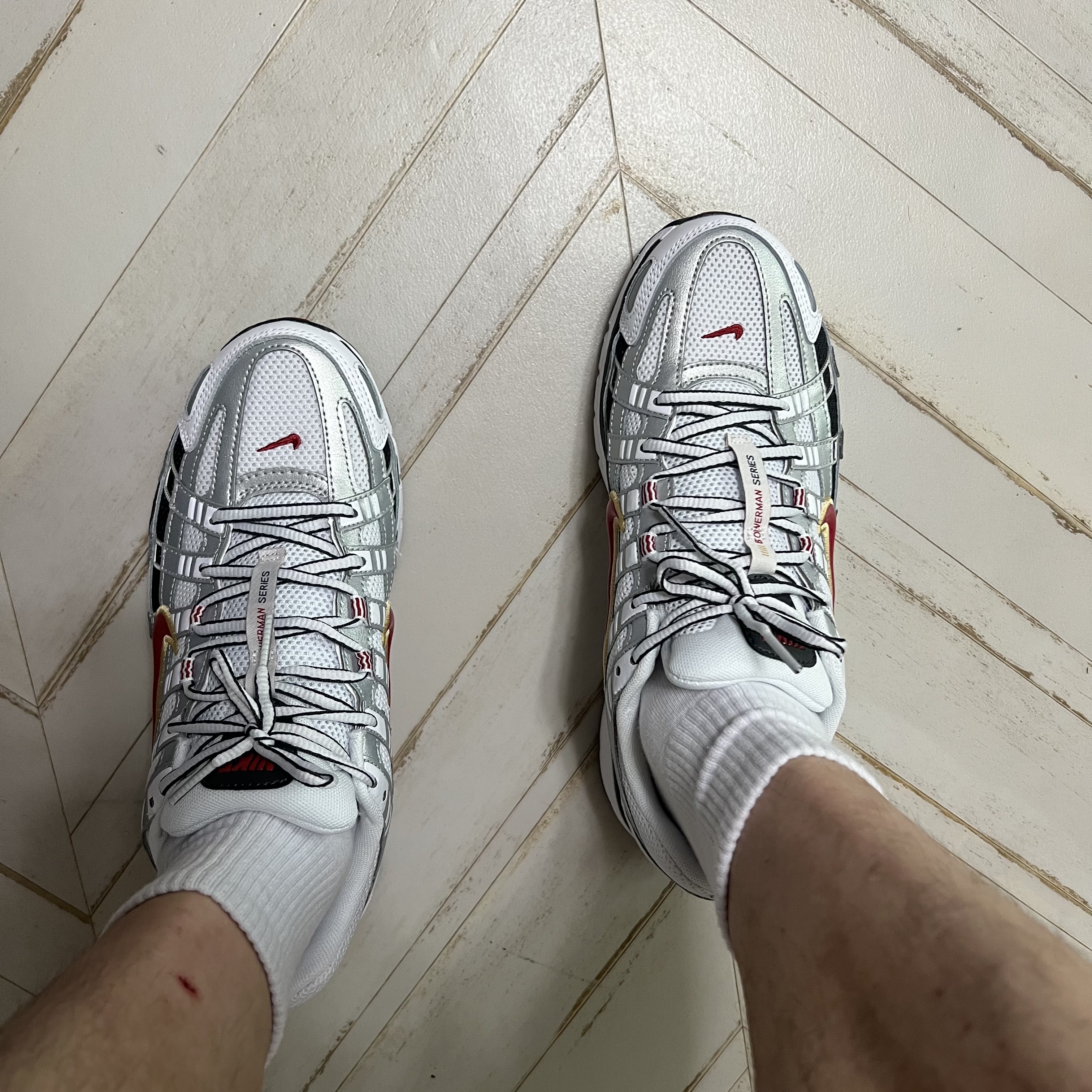 (W) Nike P-6000 Metallic Silver Red 착용 스타일