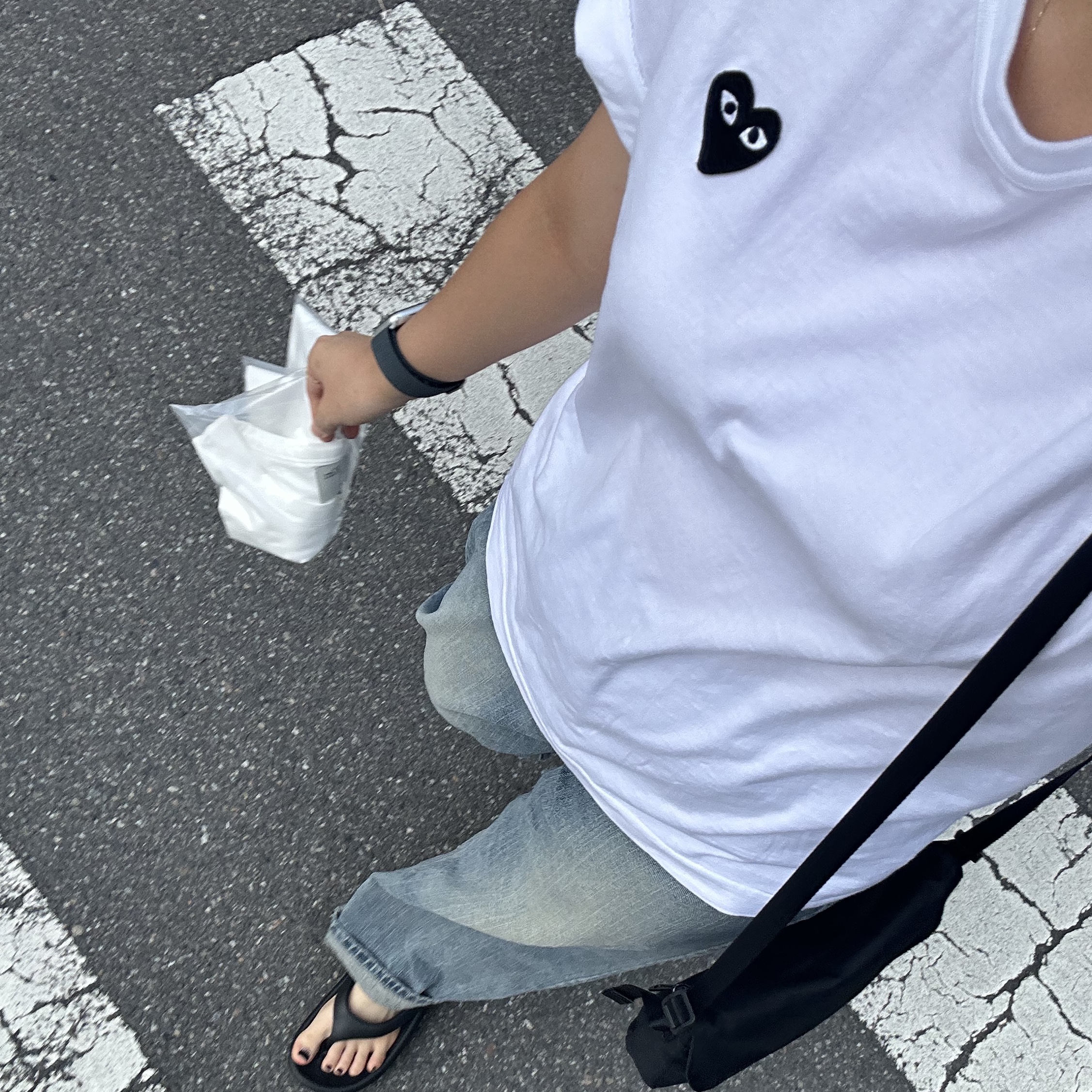 Play Comme des Garcons Black Heart T-Shirt White 착용 스타일 - 1