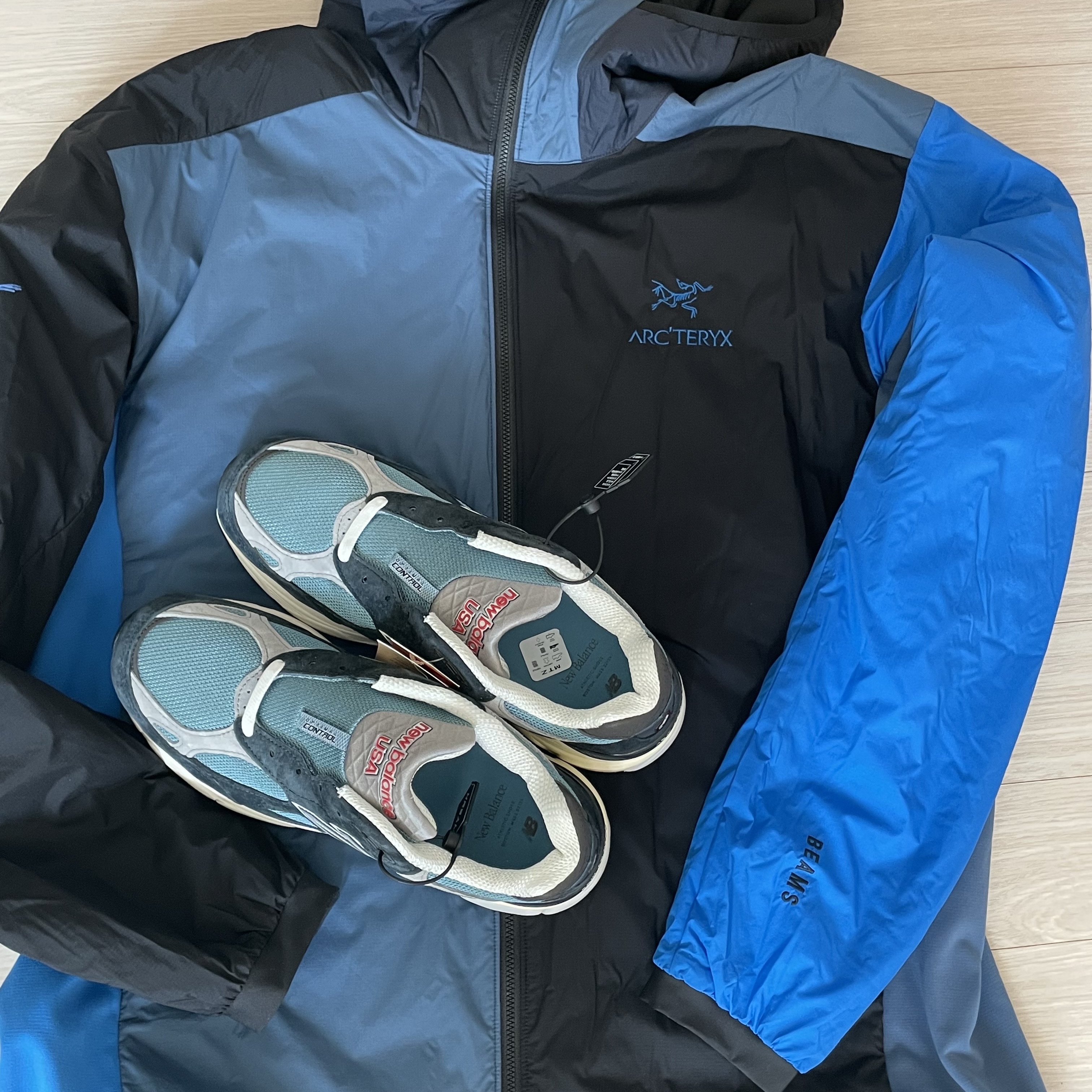 Arc'teryx x Beams Atom LT Hoody Boro Blue, New Balance 990v3 Made in USA Navy Spring Tide 착용 스타일