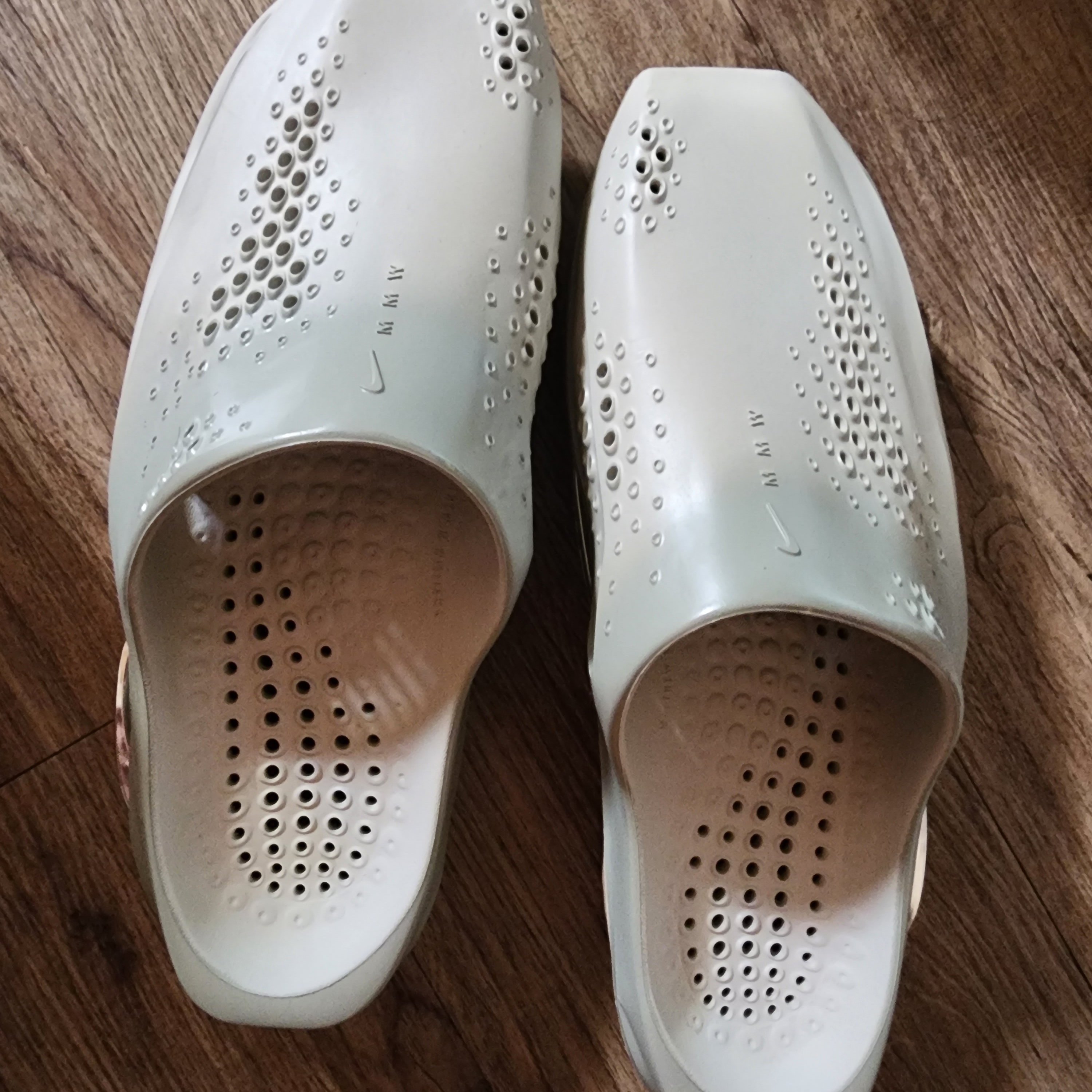 Nike x Matthew M Williams 005 Slide Light Bone and Chrome 착용 스타일