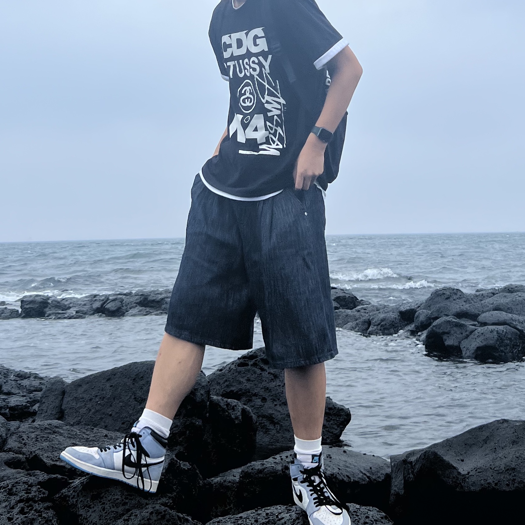 CDG x Stussy T-Shirt Black, Jordan 1 Retro High OG University Blue 착용 스타일 - 4