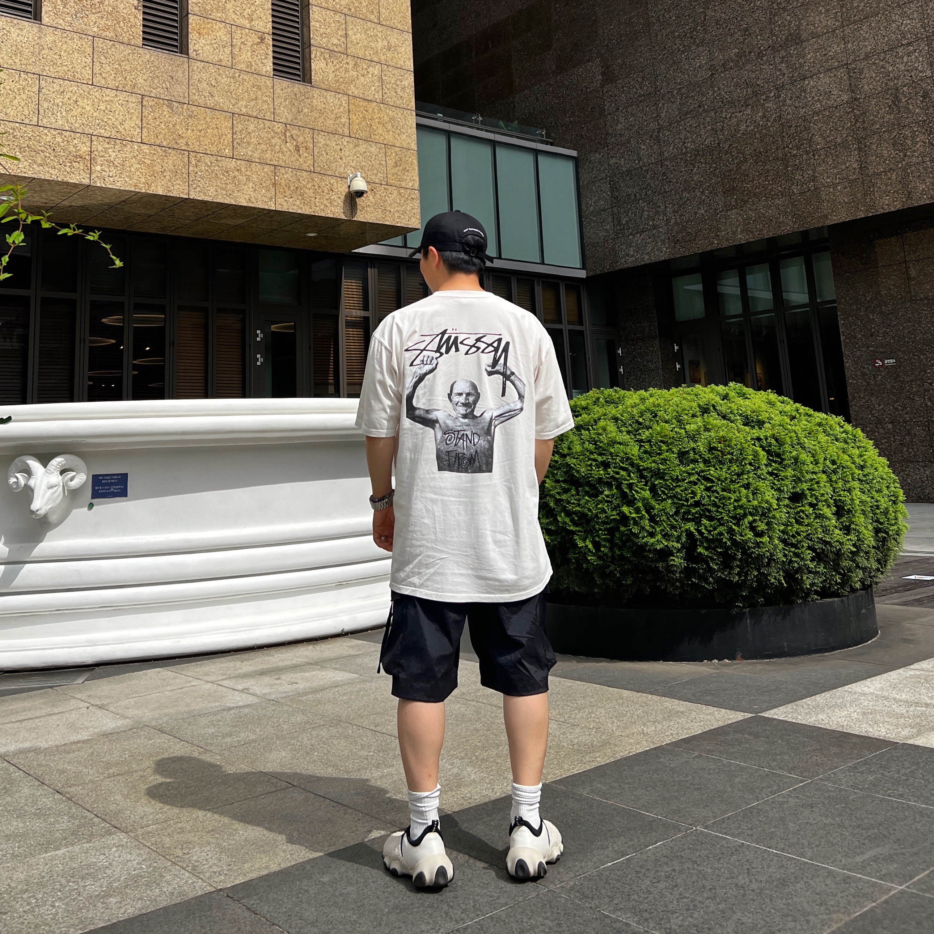 Stussy x Martine Rose Stand Firm Pigment Dyed T-Shirt Natural, Oakley Factory Team x Brain Dead Flesh Milk Black 착용 스타일 - 2