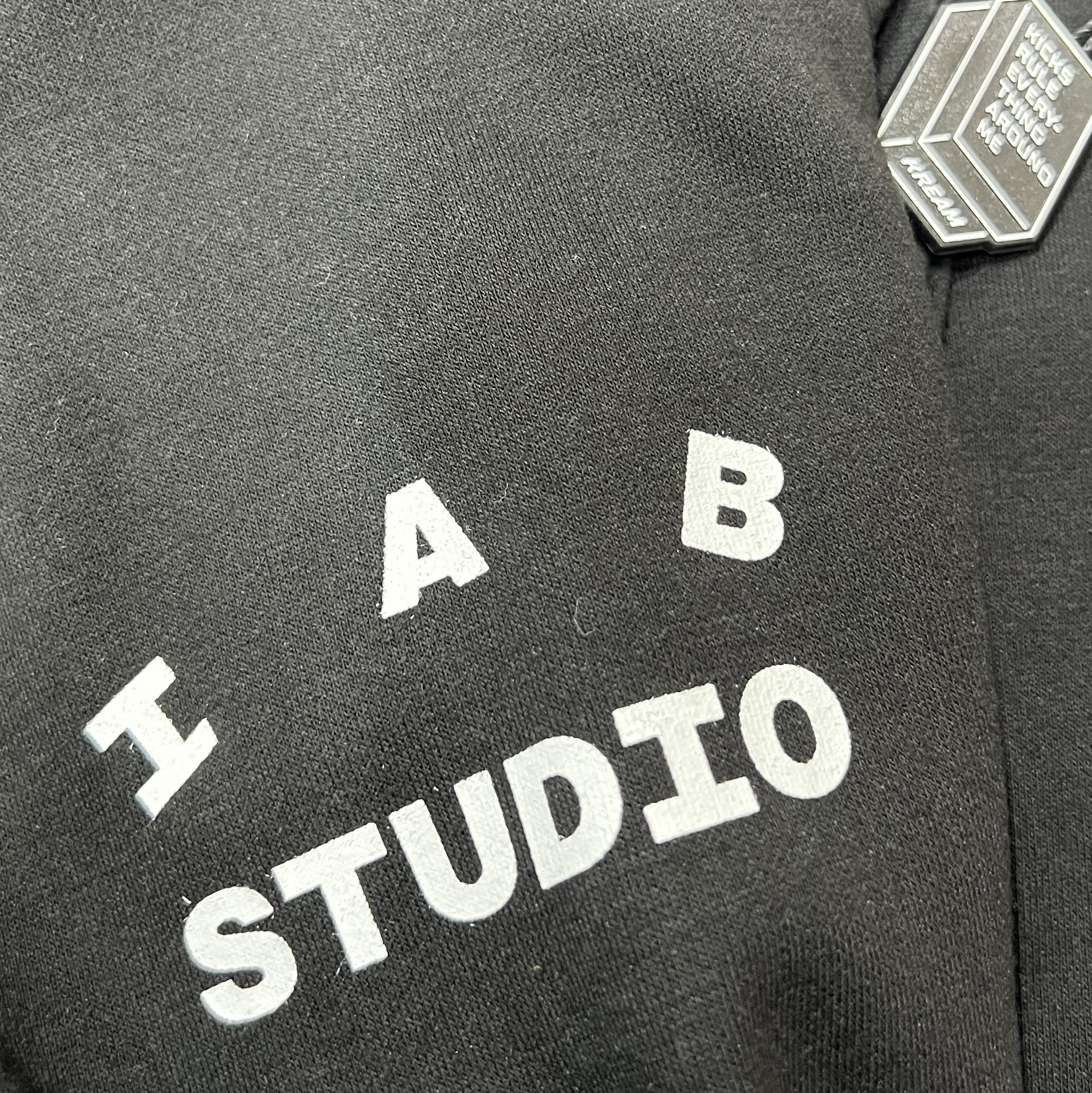 IAB Studio 10th Anniversary T-Shirts Pack White & Black (2 Pack) 착용 스타일