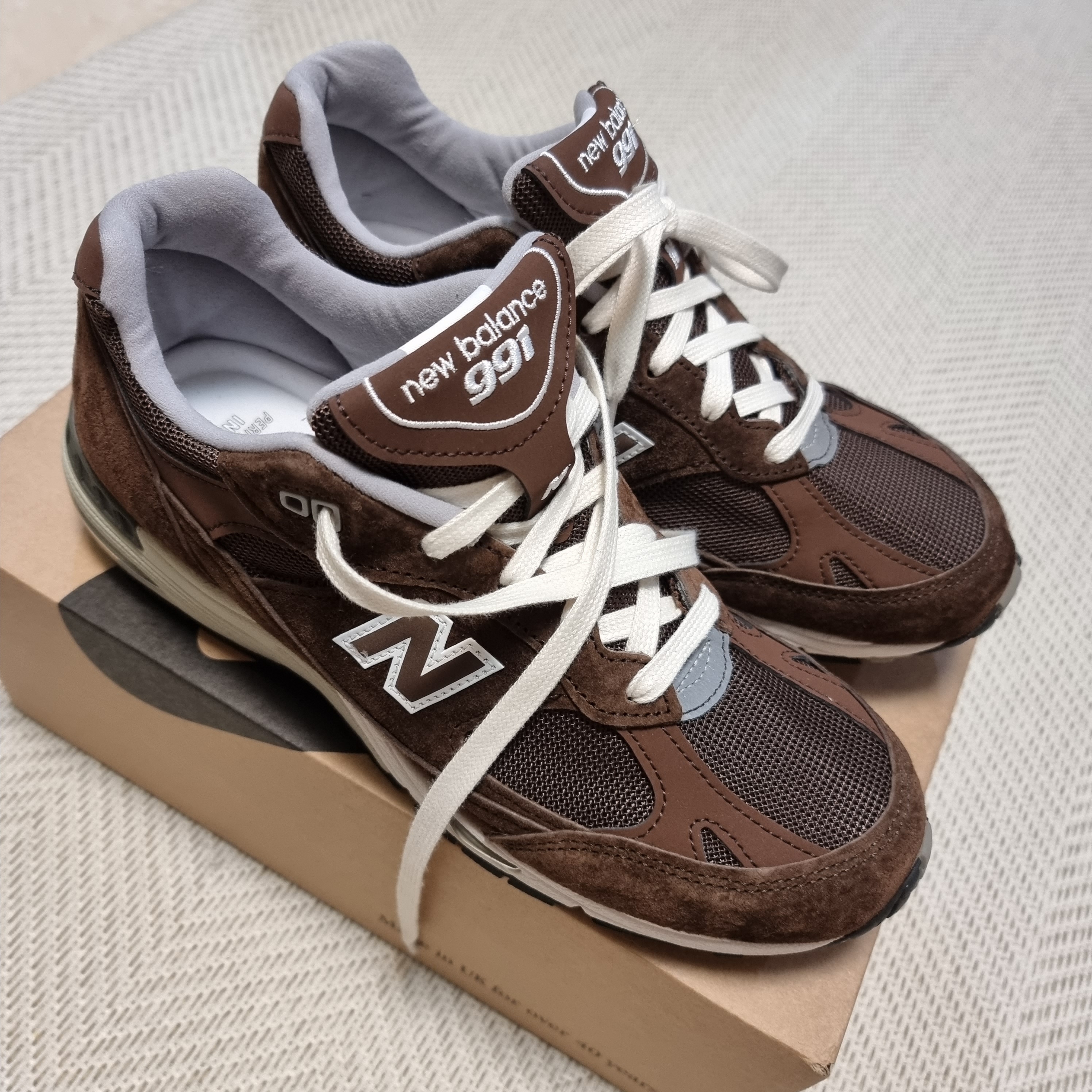 (W) New Balance 991 Made in UK Mocha Brown 착용 스타일 - 2