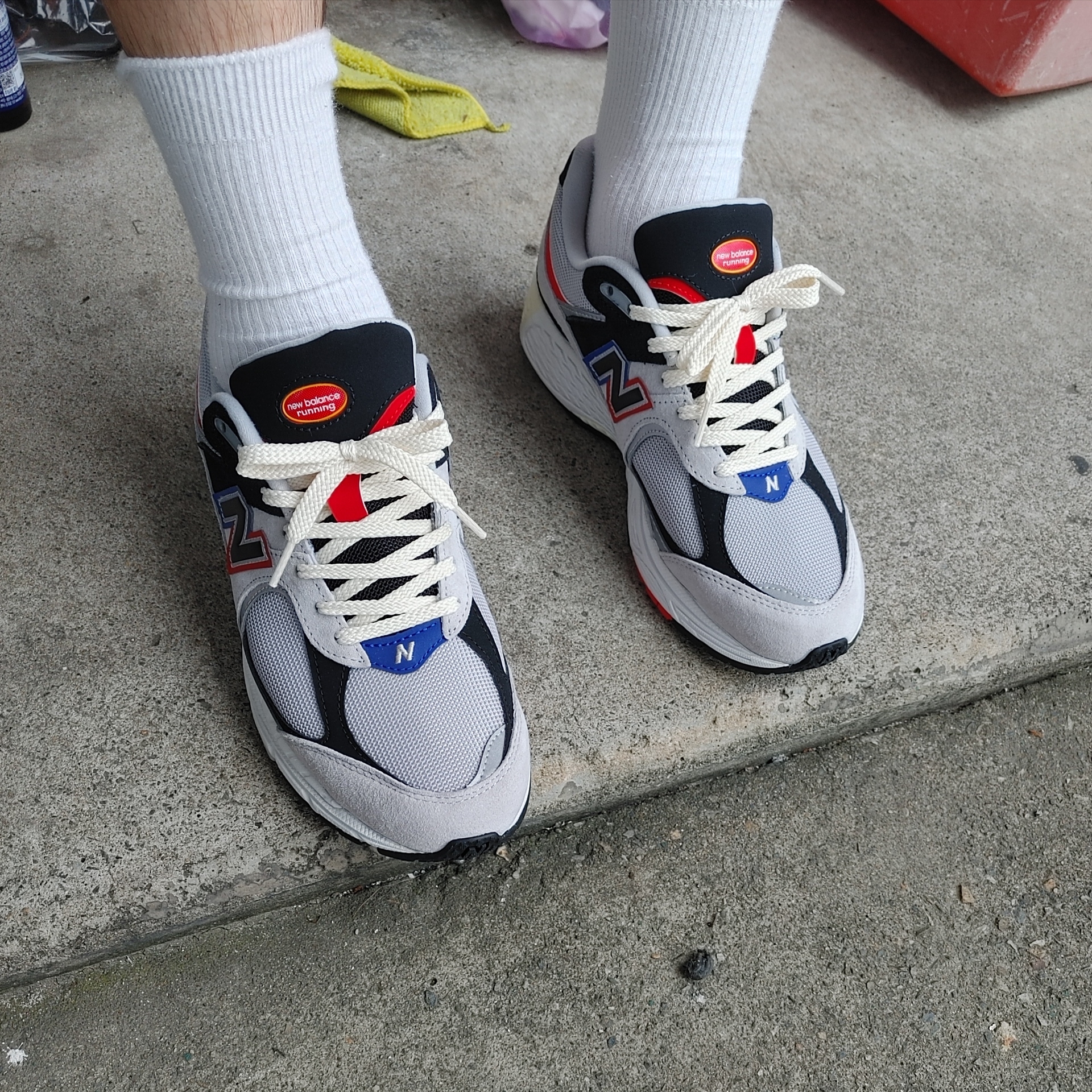 New Balance x DTLR 2002R Lovers Only Grey 착용 스타일