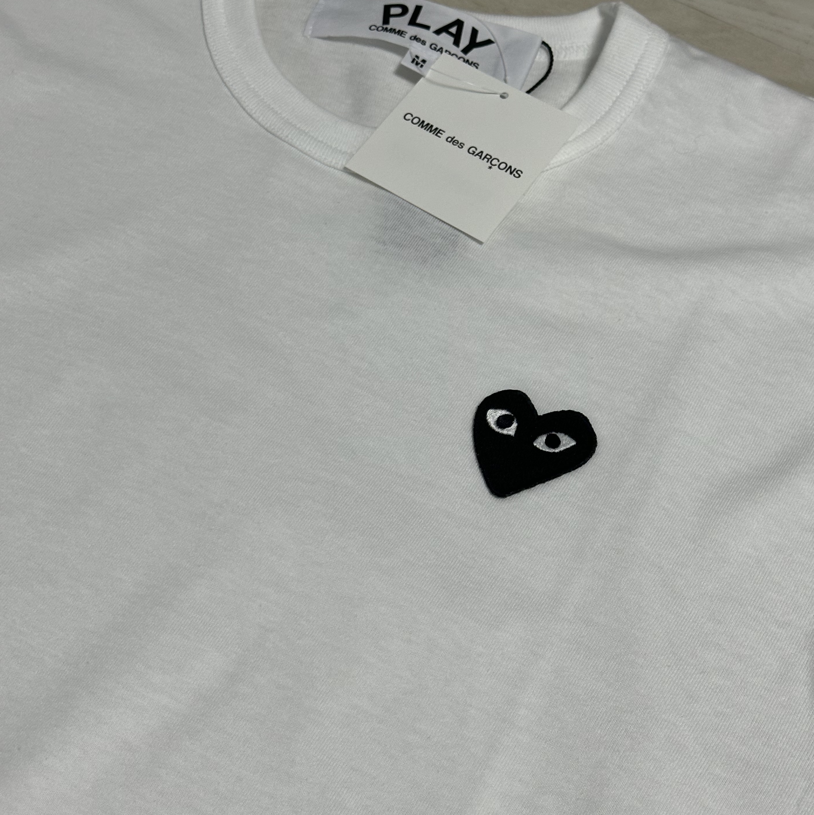 Play Comme des Garcons Black Heart T-Shirt White 착용 스타일 - 2
