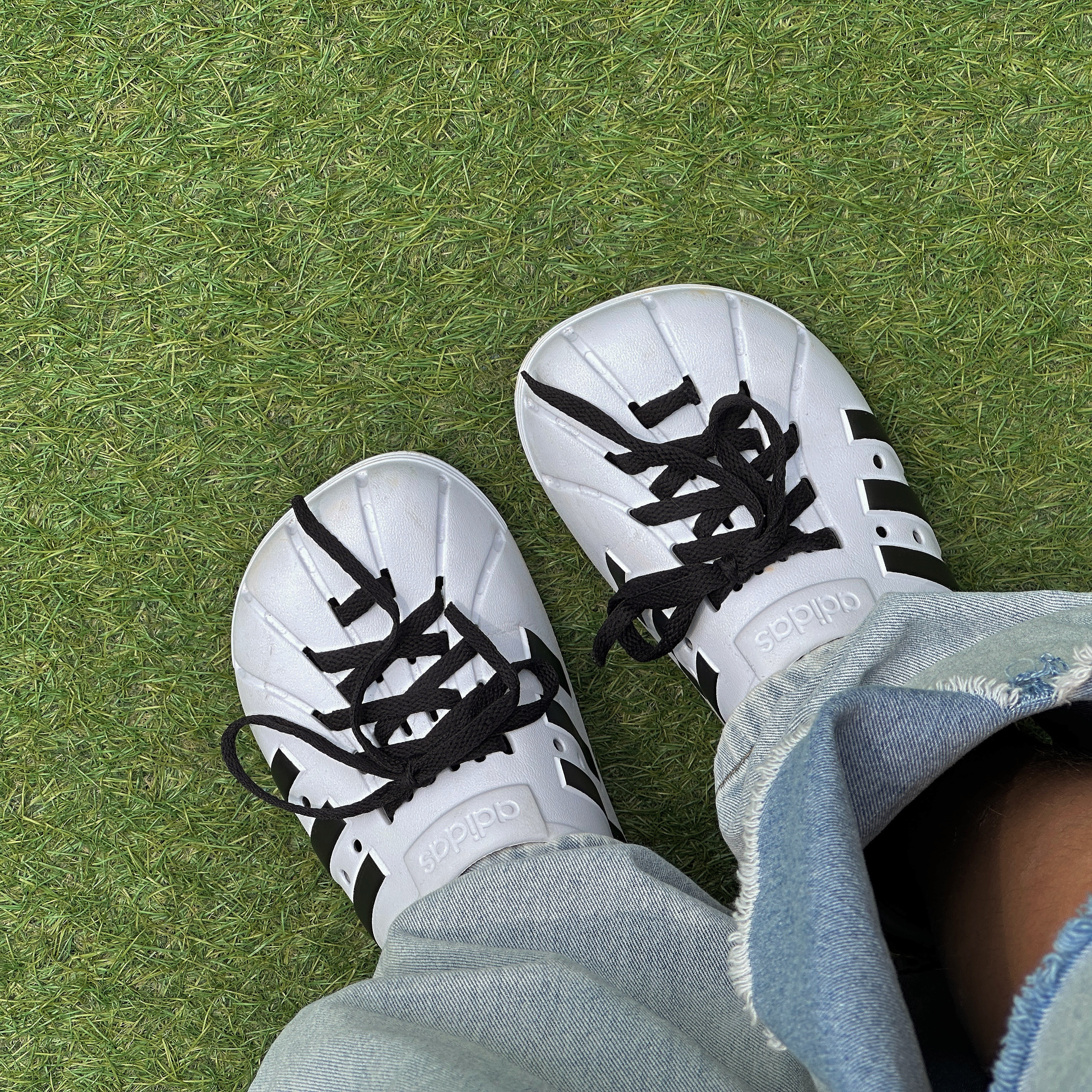 Adidas Adilette Clog White Black 착용 스타일