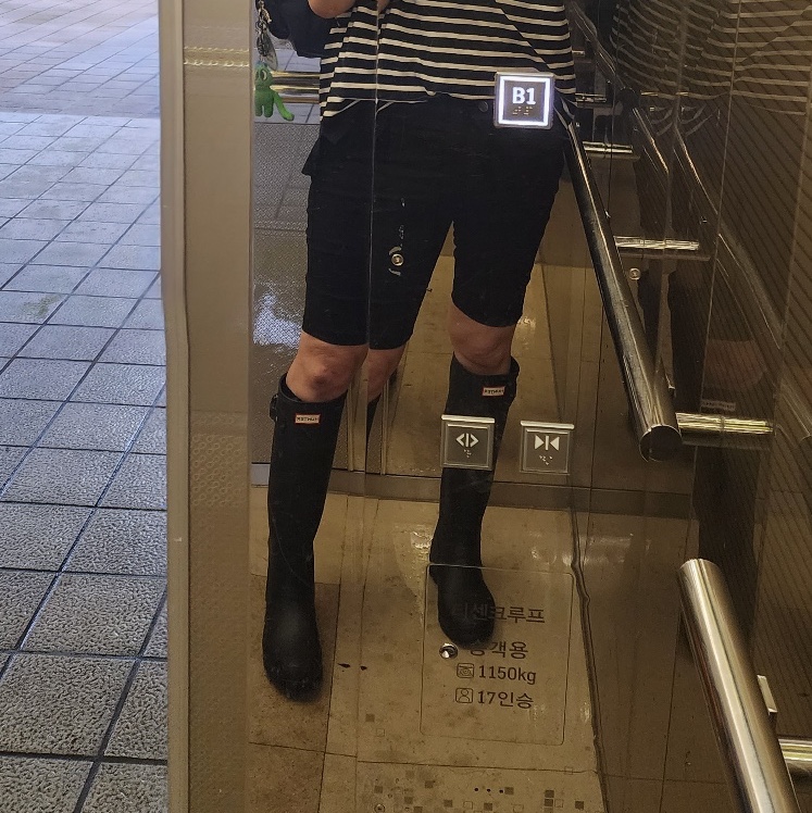 (W) Hunter Original Tall Rain Boots Black 착용 스타일