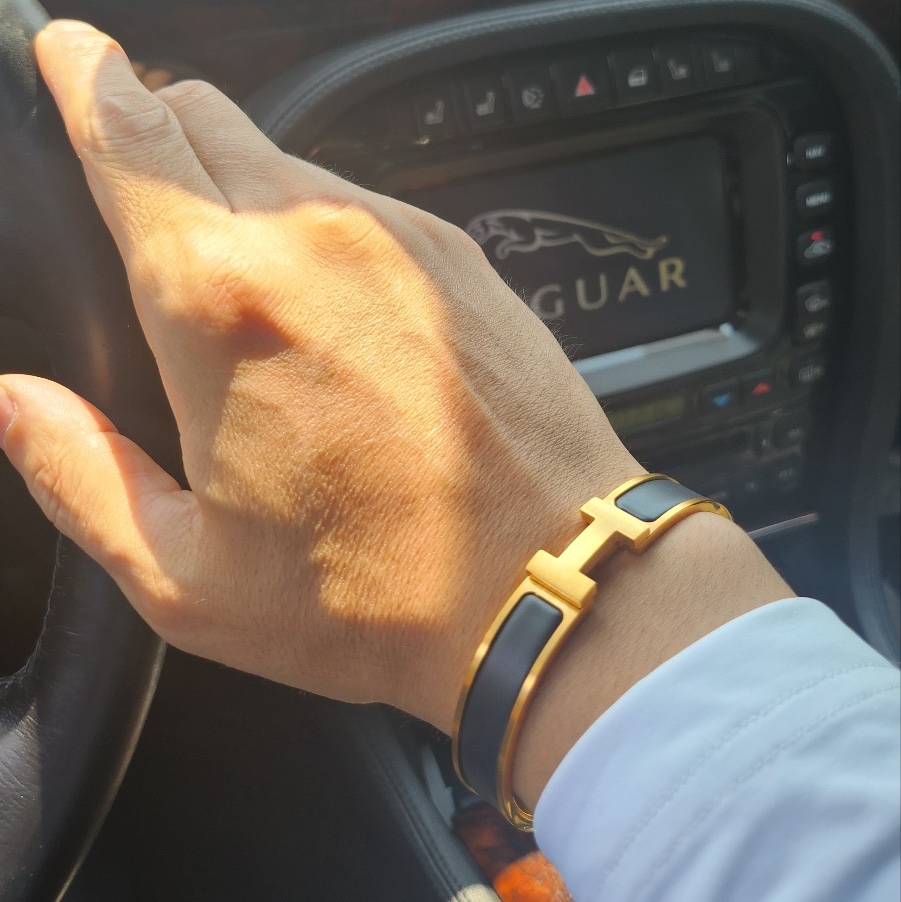 Hermes Clic HH Bracelet Gold & Noir Mat 착용 스타일