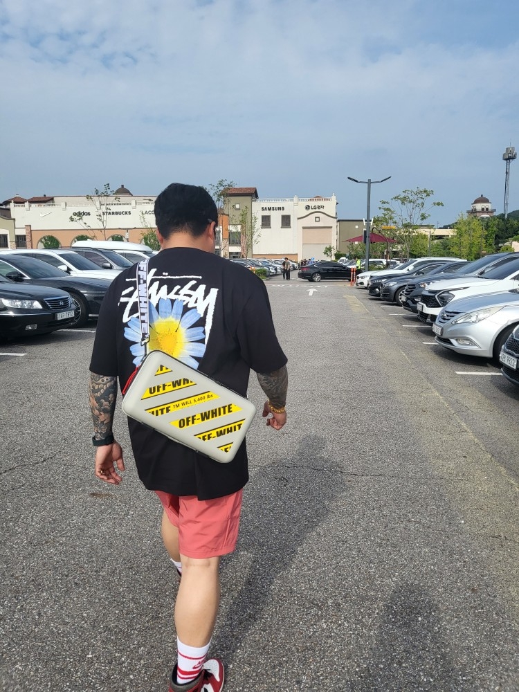 Stussy ITP Flower T-Shirt Black, Off-White x Amore Pacific Protection Box (Without Cosmetics) 착용 스타일