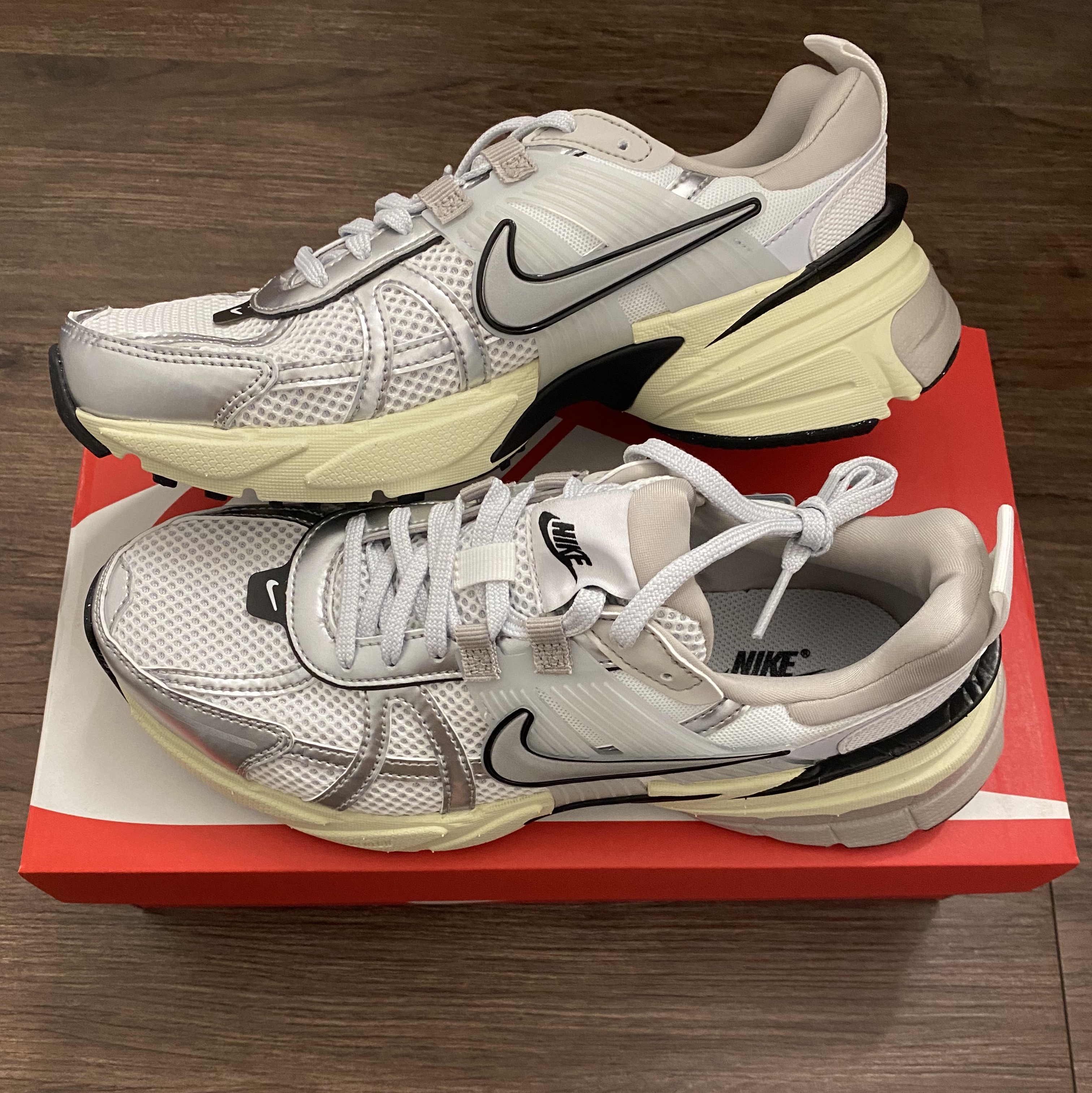 Nike V2K Run Summit White Metallic Silver 착용 스타일
