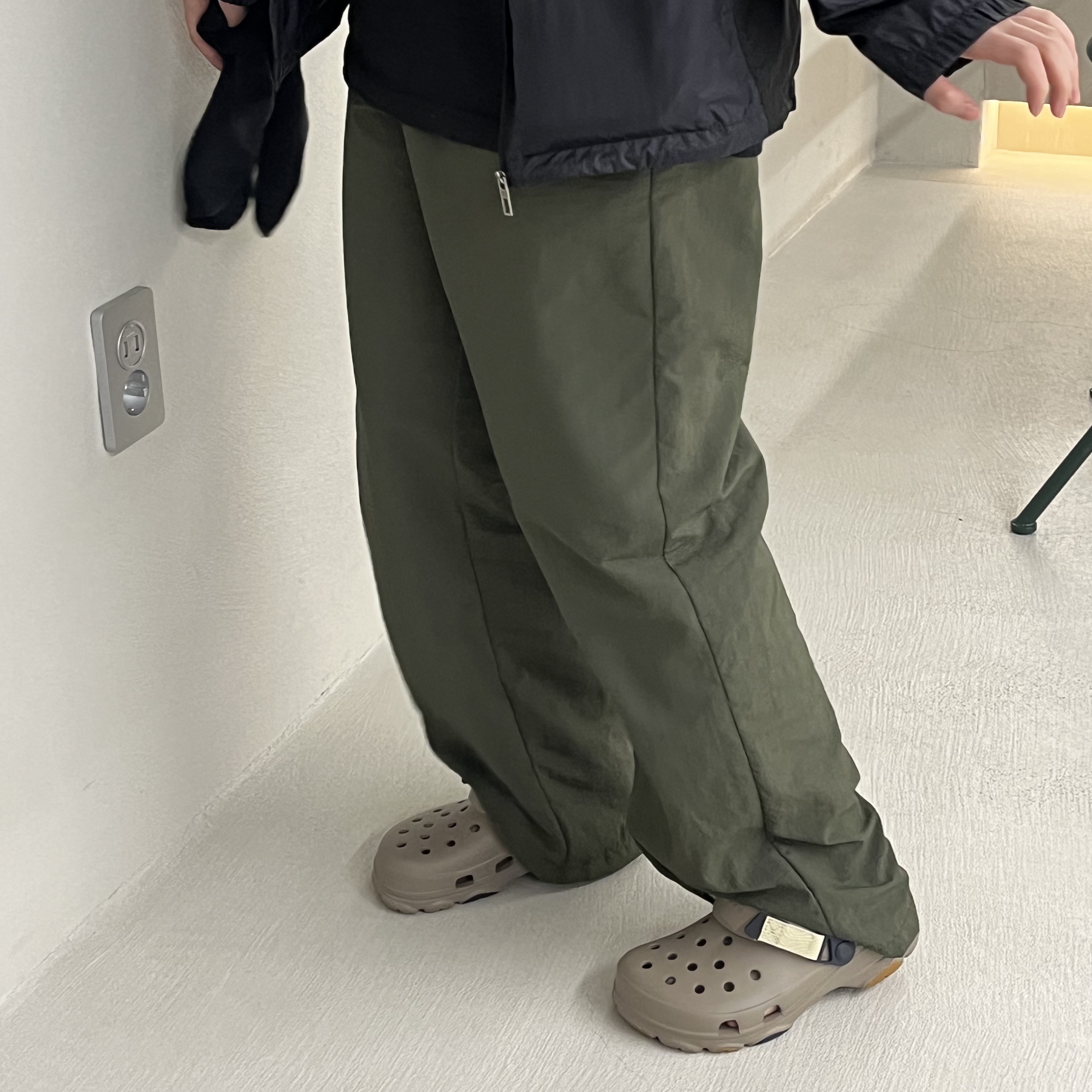 Crocs All Terrain Clog Khaki 착용 스타일