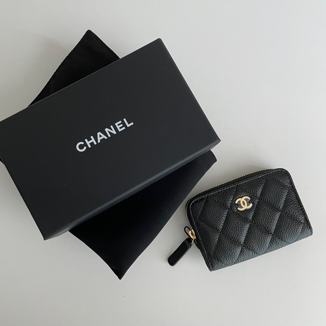 Chanel Classic Zipped Coin Purse Grained Calfskin & Gold Black 착용 스타일