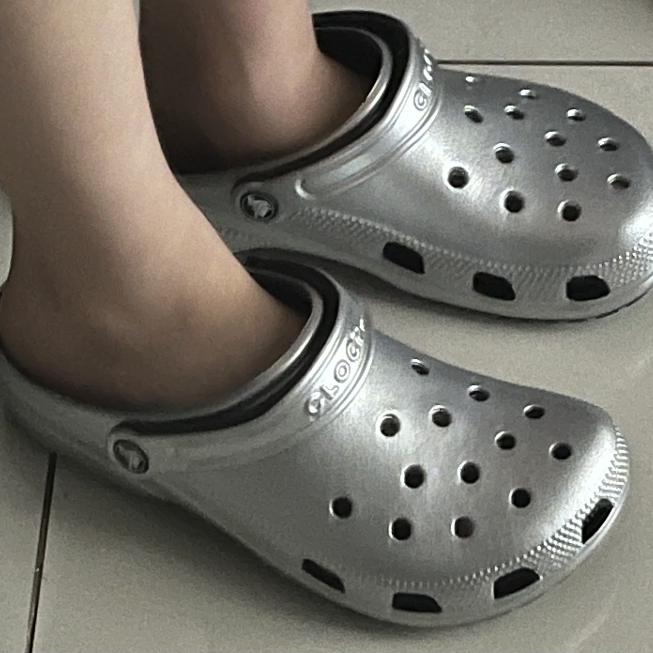 Crocs Classic Metallic Clog Silver 착용 스타일