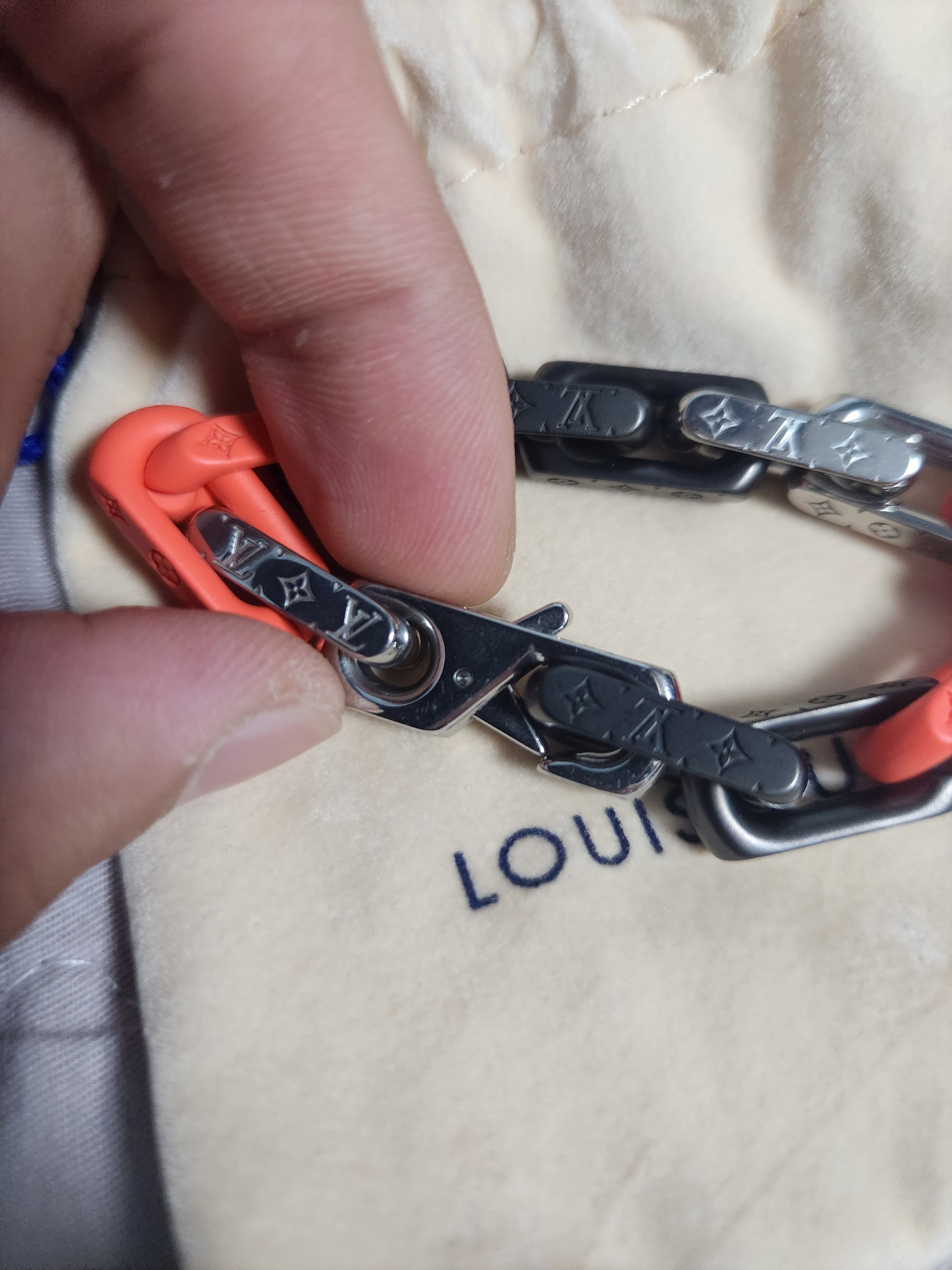Louis Vuitton Monogram Chain Bracelet Silver Orange Black 착용 스타일 - 2
