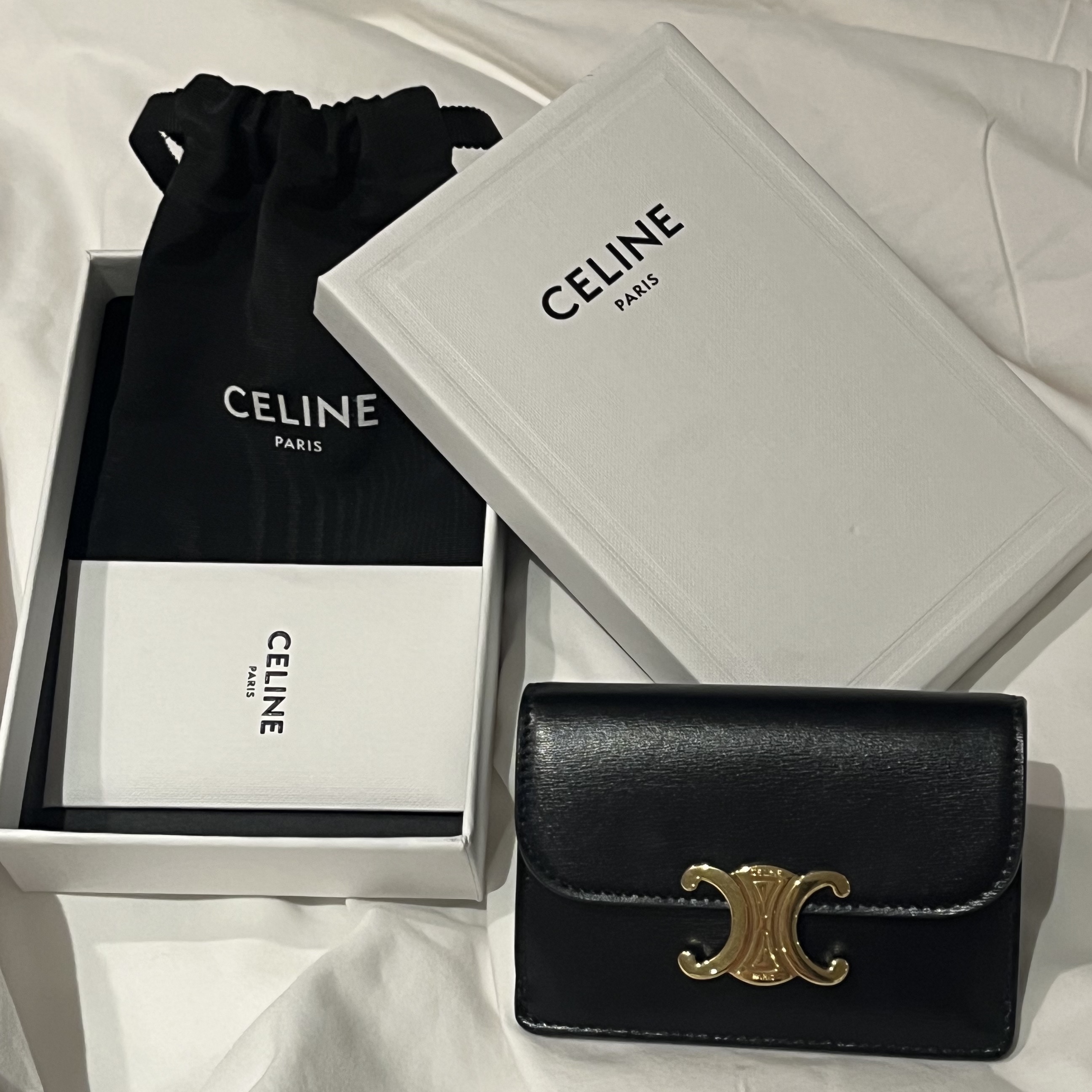 Celine Card Holder with Flap in Shiny Calfskin Black 착용 스타일 - 1