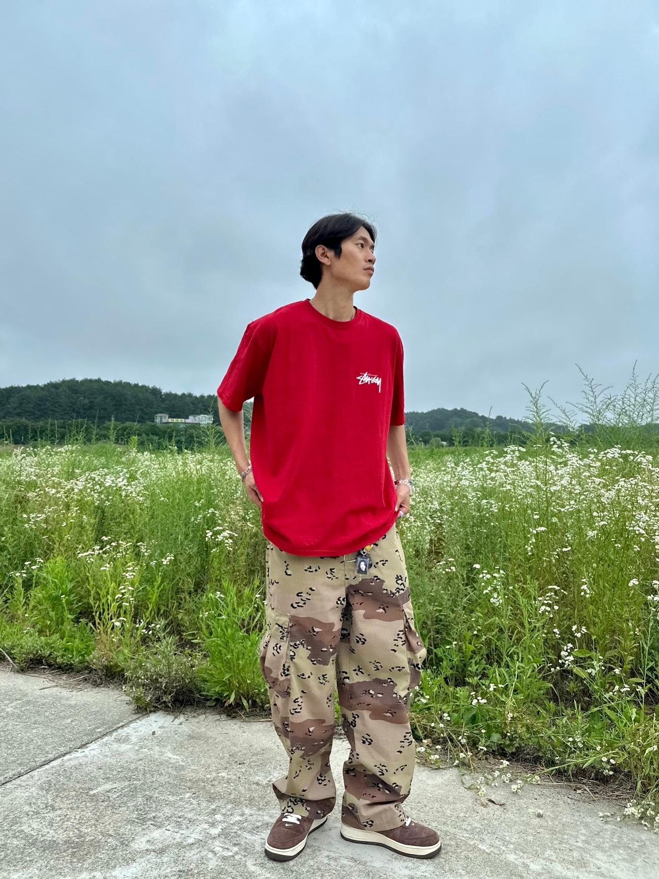 Stussy Low Tide T-Shirt Dark Red, Nike Air Force 1 Mid '07 QS Chocolate 착용 스타일 - 1