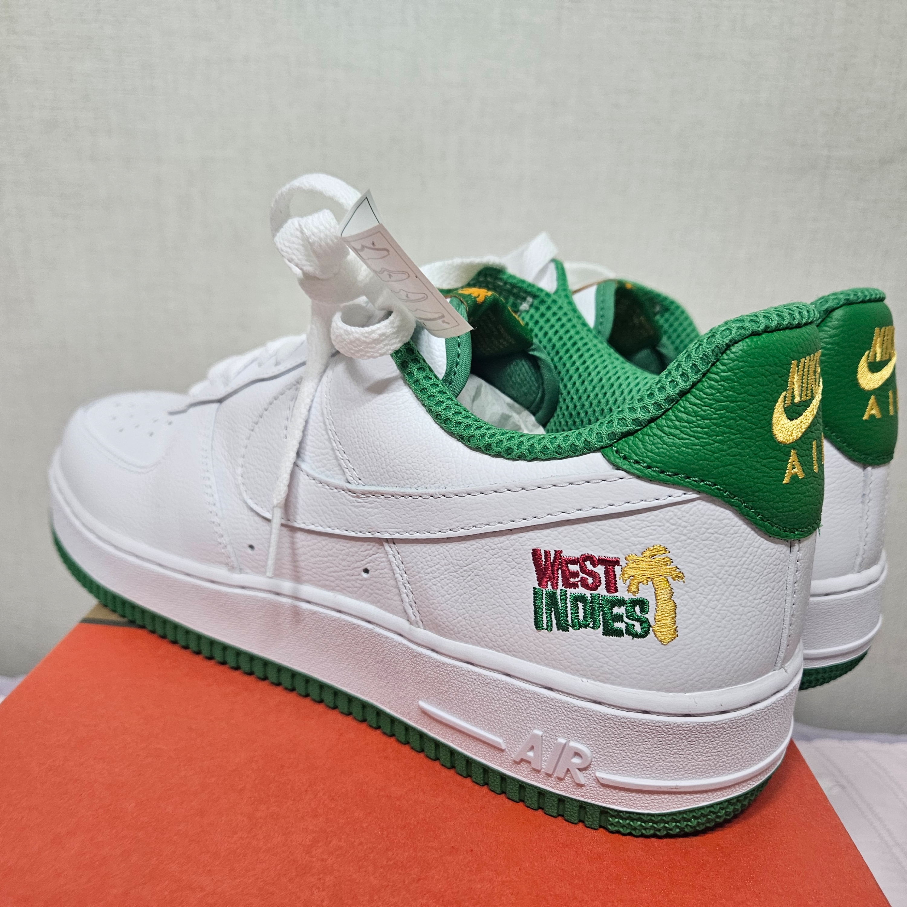 Nike Air Force 1 Low Retro QS West Indies Classic Green 착용 스타일 - 1