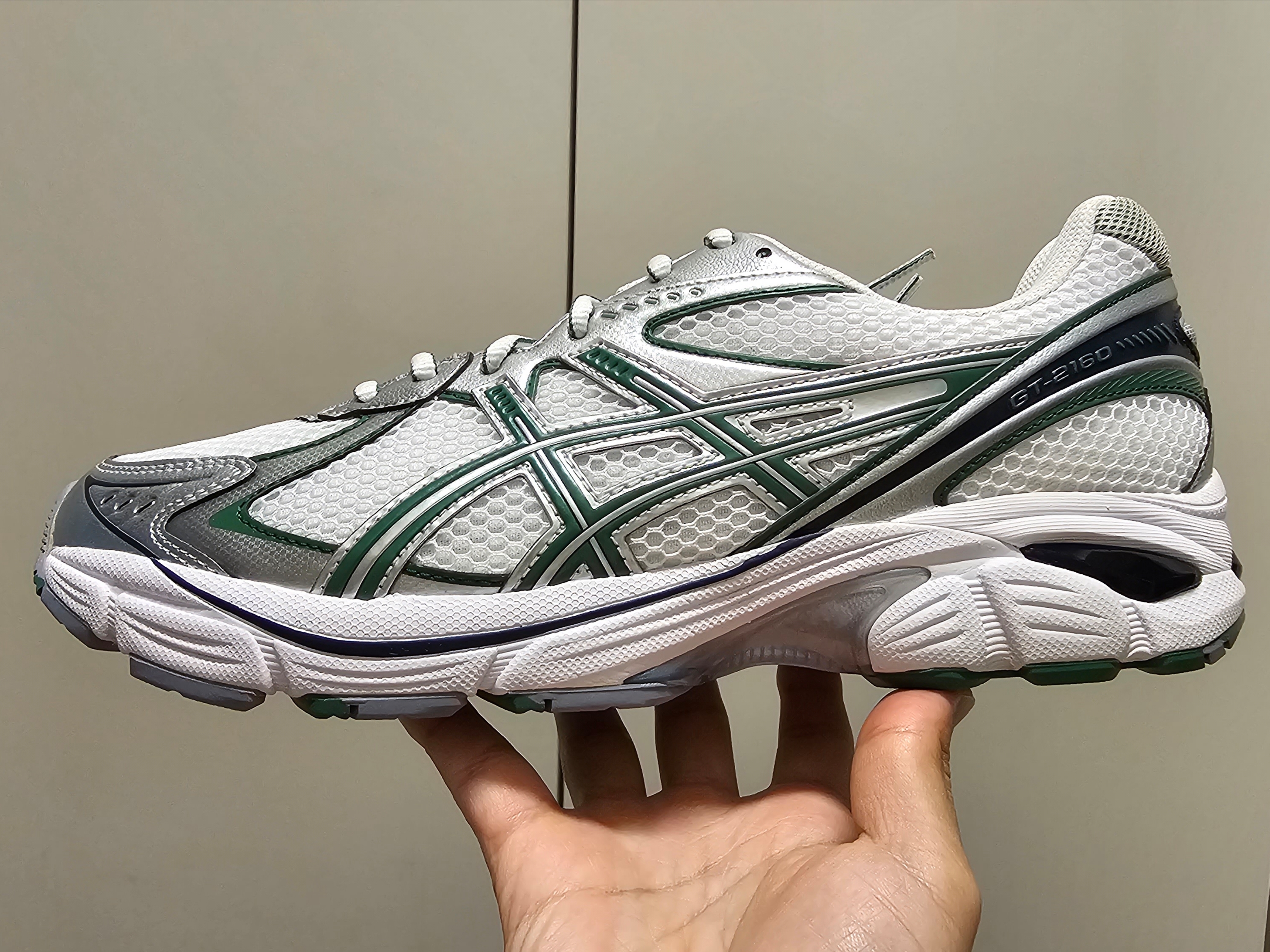 Asics GT-2160 White Shamrock Green 착용 스타일