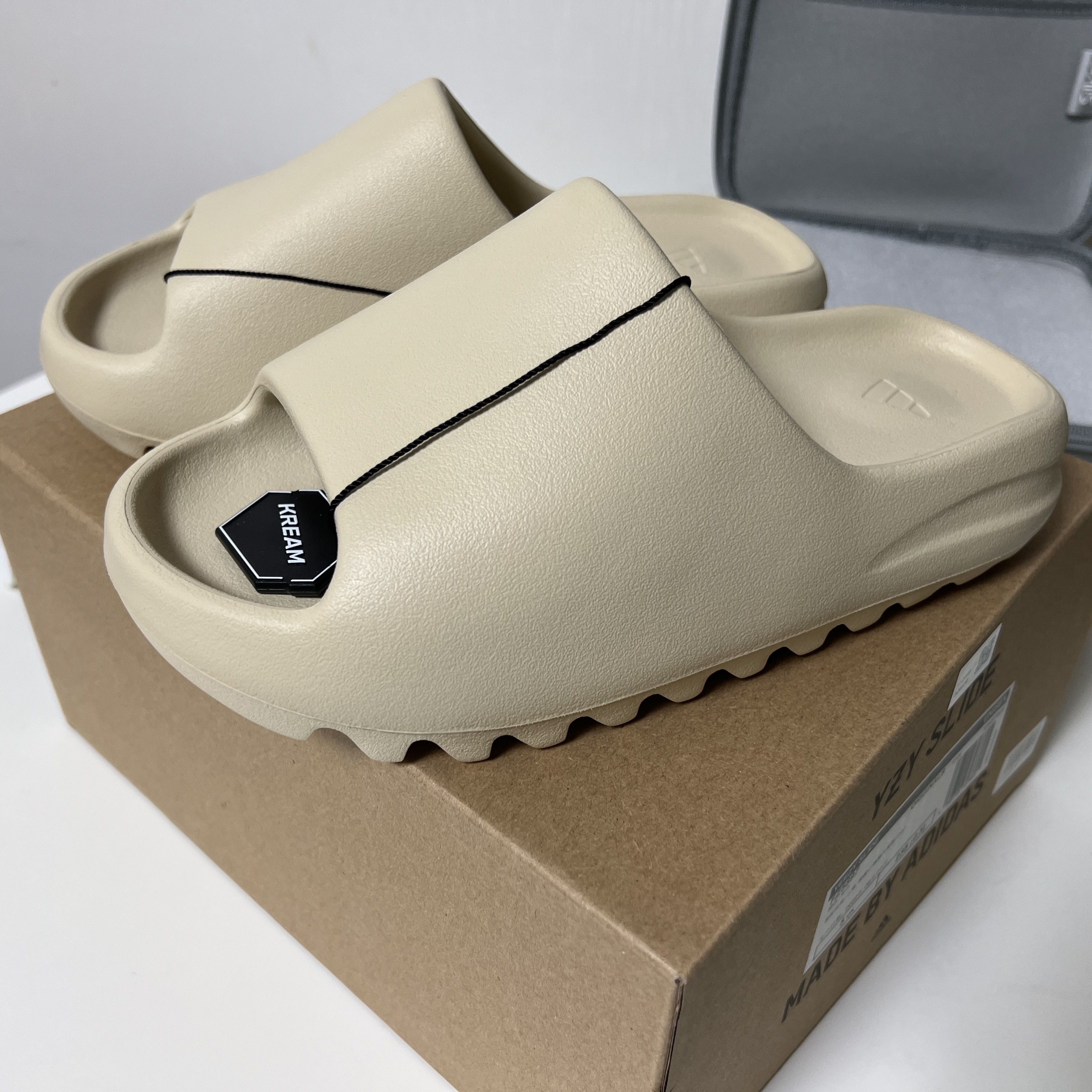 Adidas Yeezy Slide Bone 2022/2023 착용 스타일