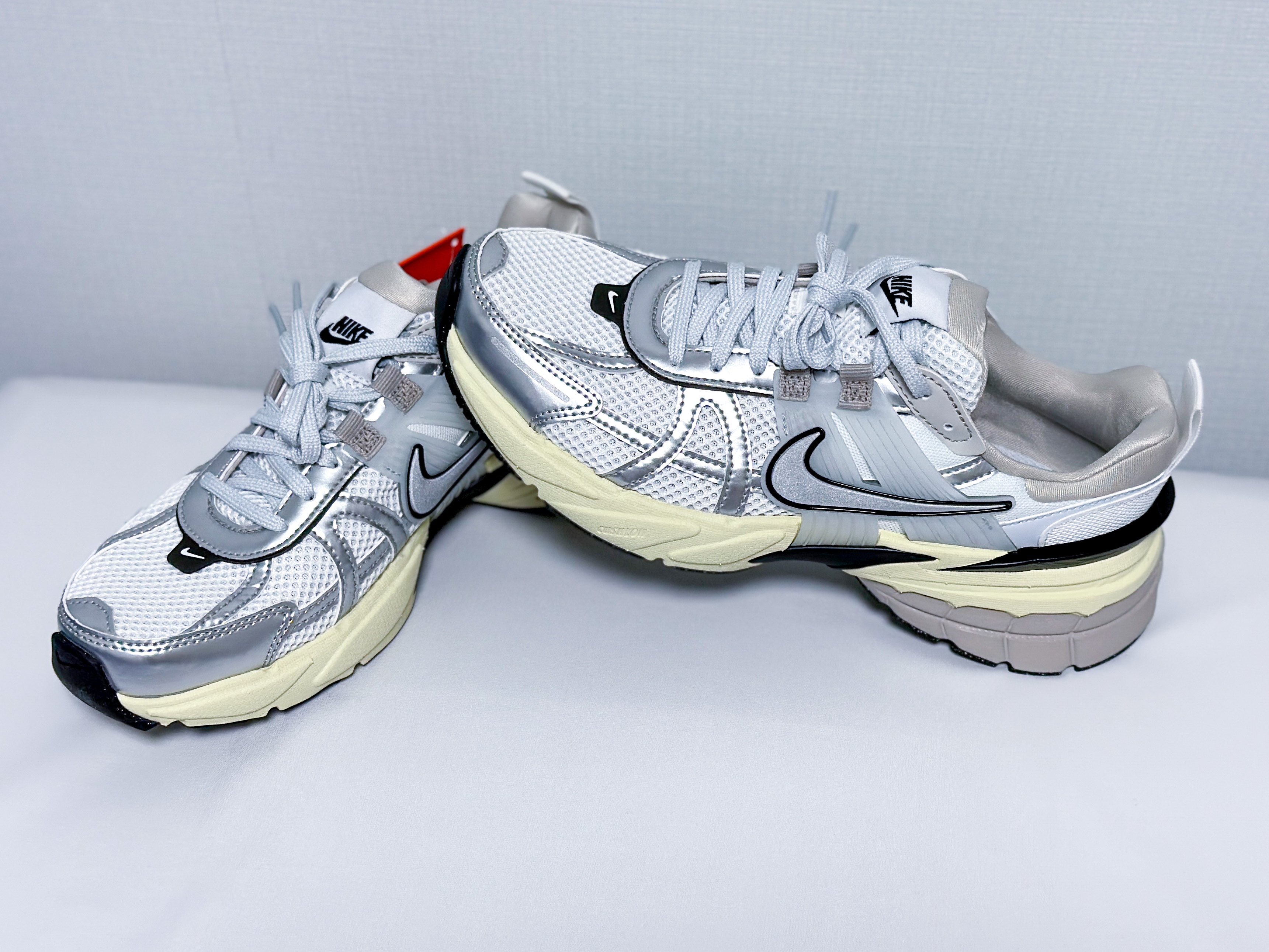Nike V2K Run Summit White Metallic Silver 착용 스타일