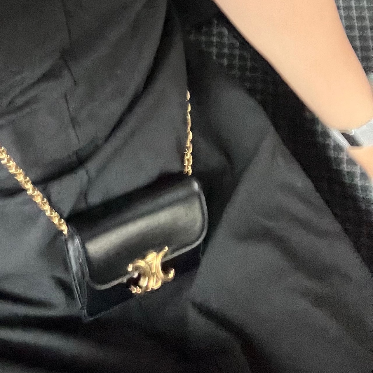 Celine Card Holder with Flap in Shiny Calfskin Black 착용 스타일 - 2