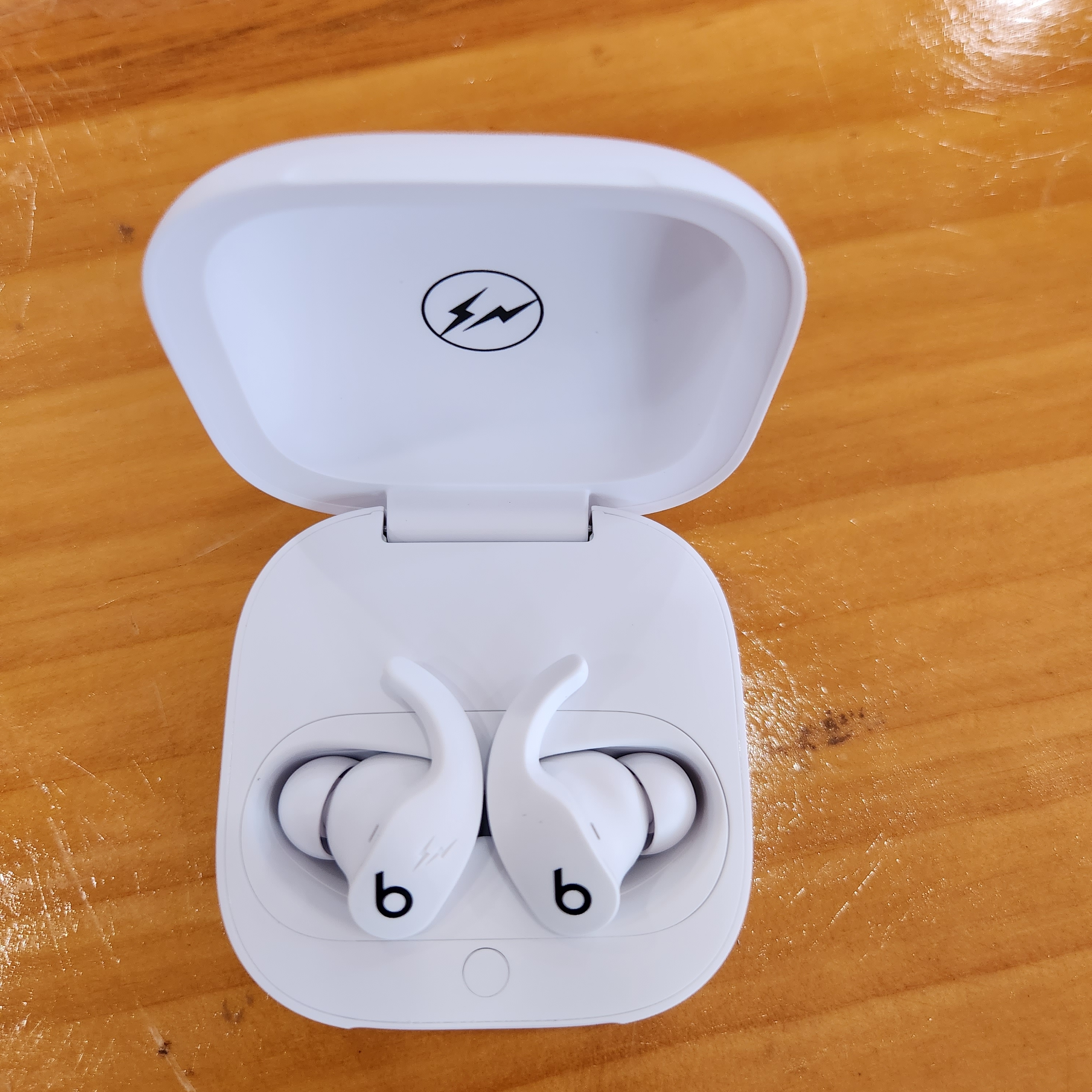 Beats x Fragment Design Fit Pro Special Edition Pure White (Korean Ver.) 착용 스타일 - 1