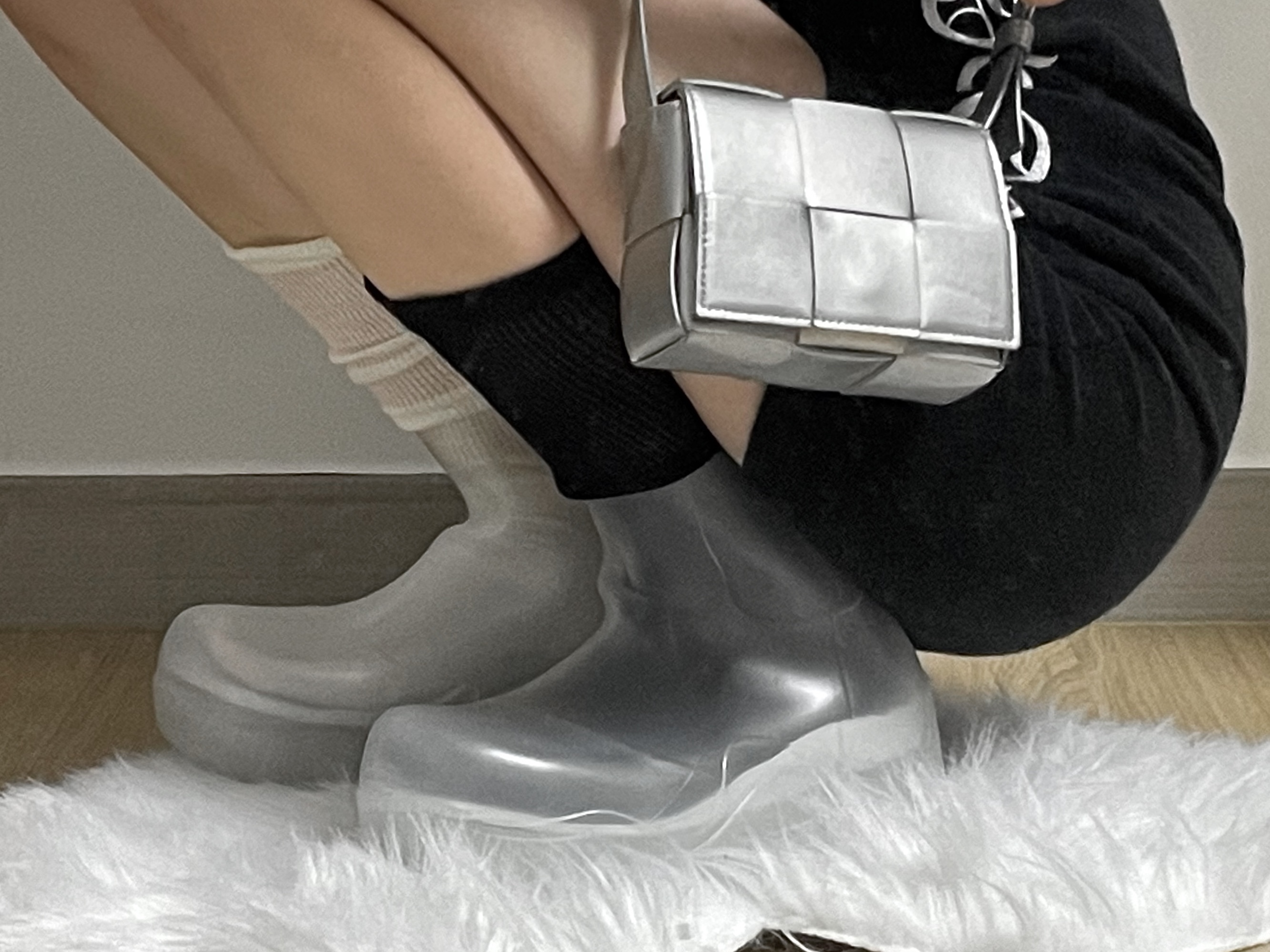 (W) Bottega Veneta Puddle Ankle Glass, Bottega Veneta Mini Leather Cassette Silver 착용 스타일 - 2