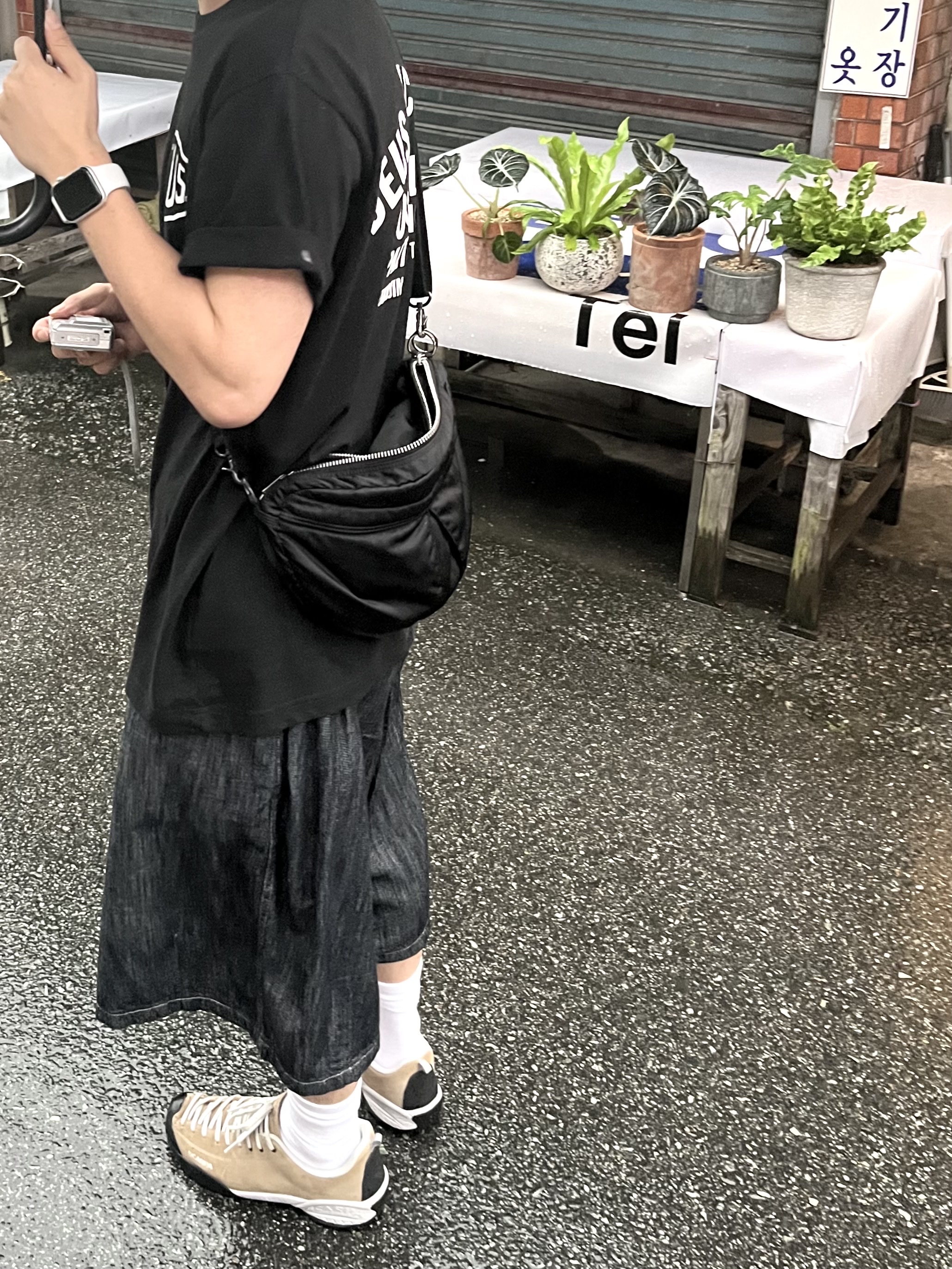 Porter Tanker Shoulder Bag Black, Deus Ex Machina Tokyo Harajuku Address T-Shirt Black 착용 스타일 - 1