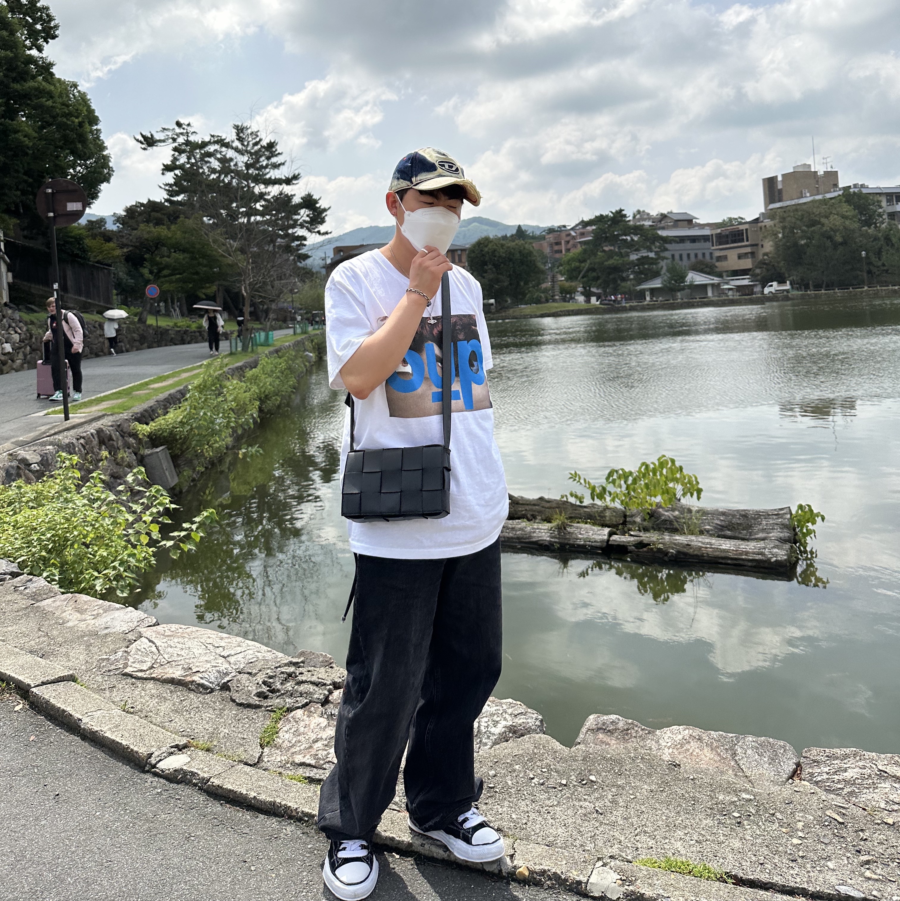 Supreme x Undercover Face T-Shirt White - 23SS, Maison Mihara Yasuhiro Peterson OG Sole Canvas Low Sneakers Black 착용 스타일 - 1