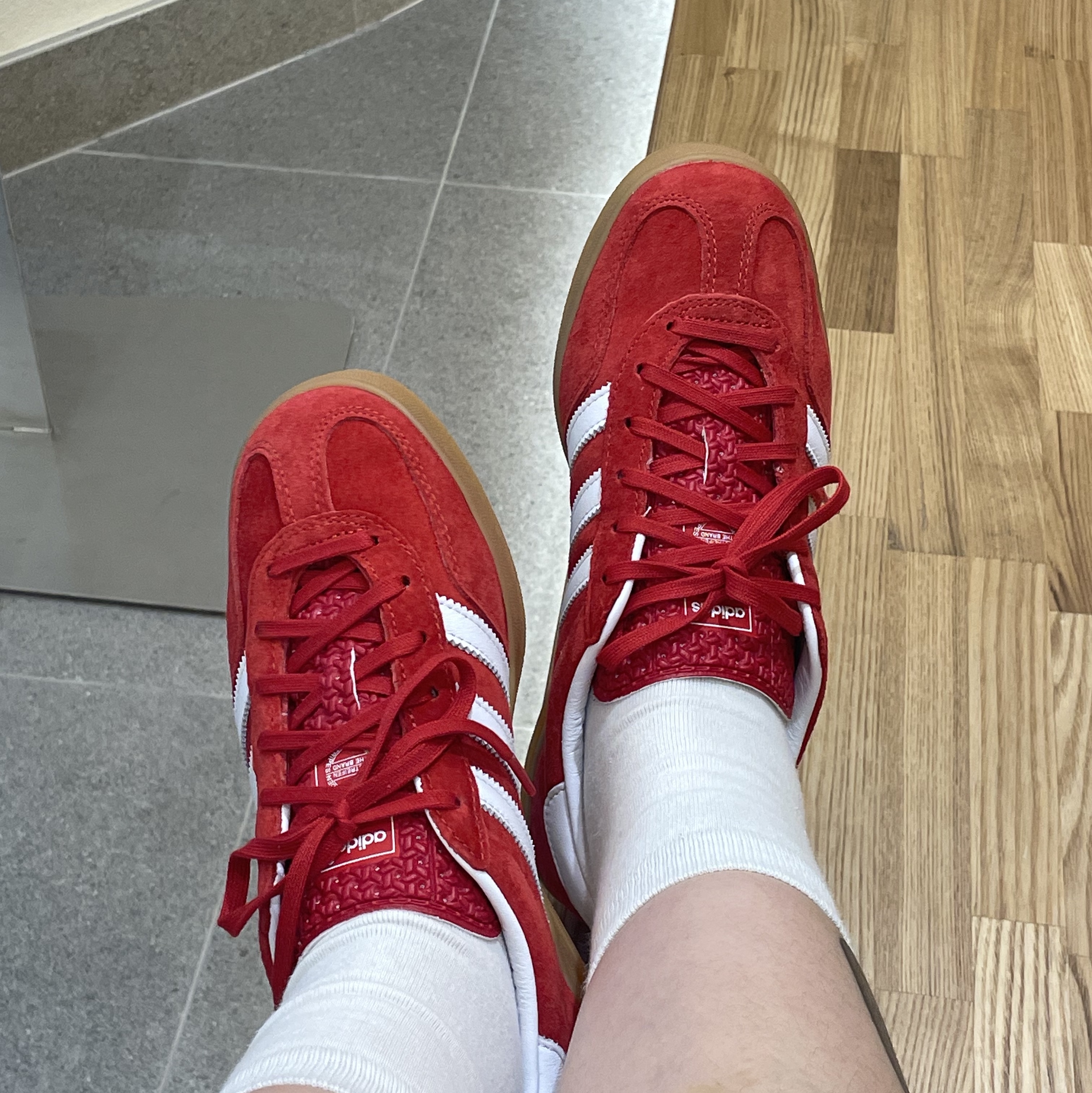 Adidas Gazelle Indoor Scarlet 착용 스타일