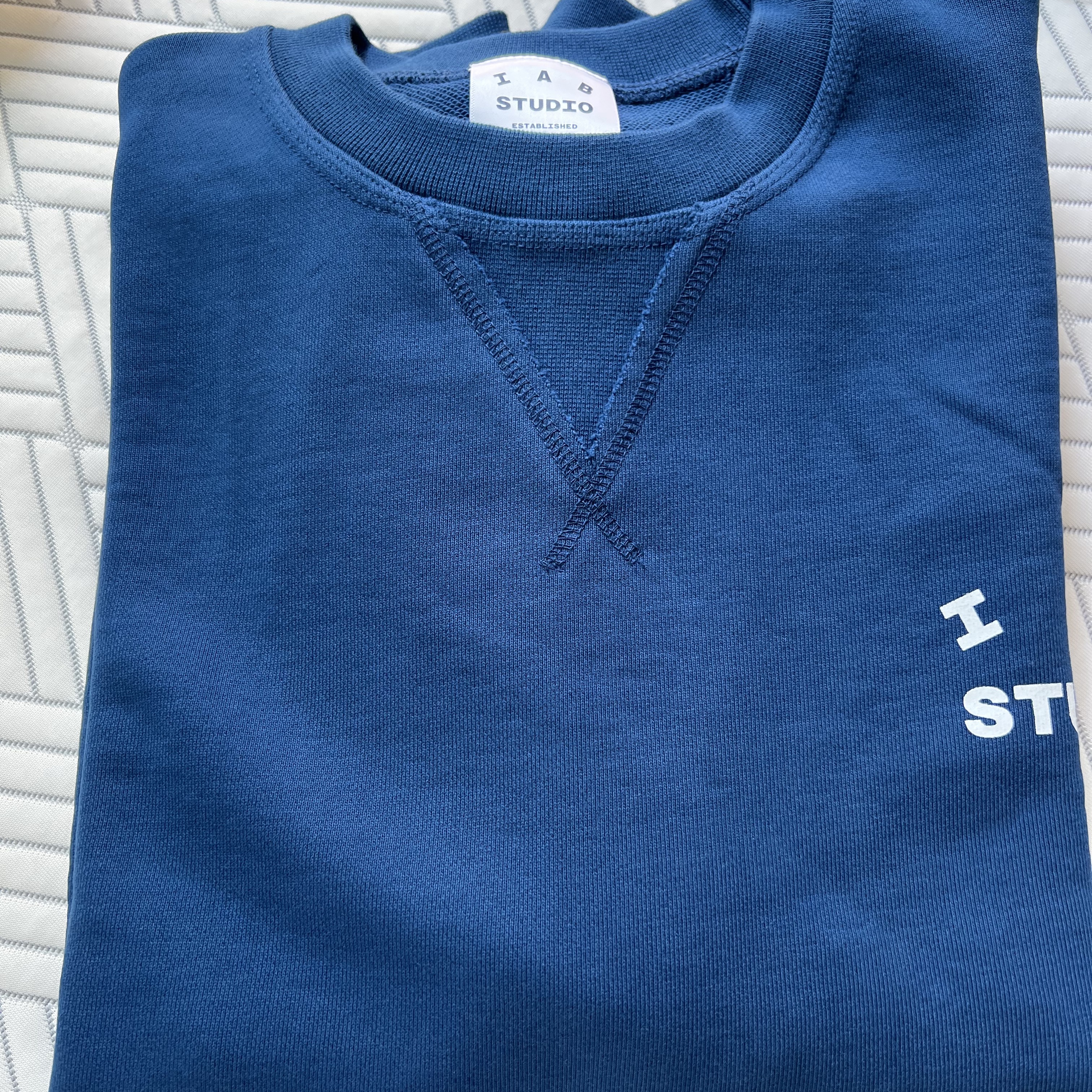 IAB Studio Heavy Short Sleeve Sweatshirt Navy - 23FW 착용 스타일